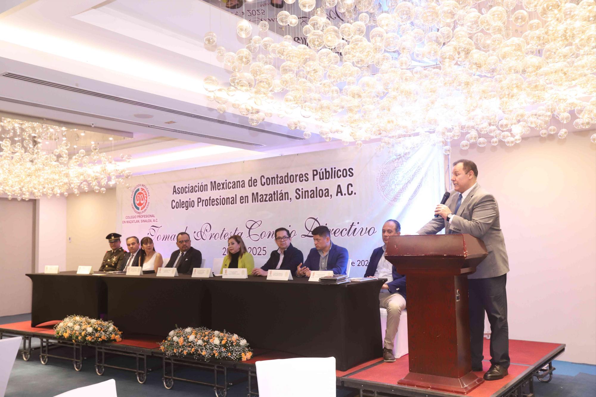 $!El tesorero municipal Melesio Montoya Peinado, quien expresó un mensaje a los presentes en nombre del Alcalde Édgar González.