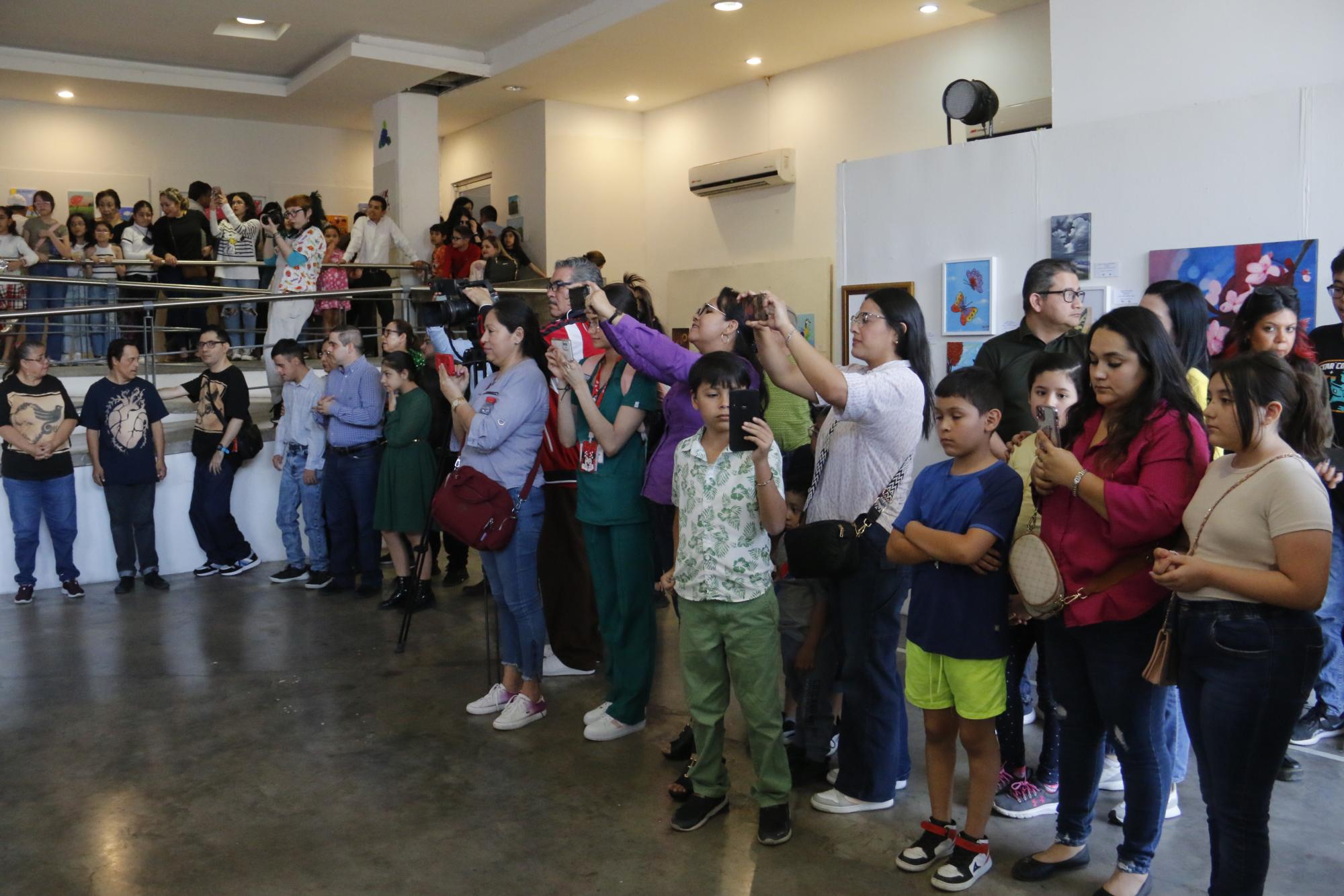 $!Padres de familia y alumnos acudieron con entusiasmo a la inauguración de la exposición.