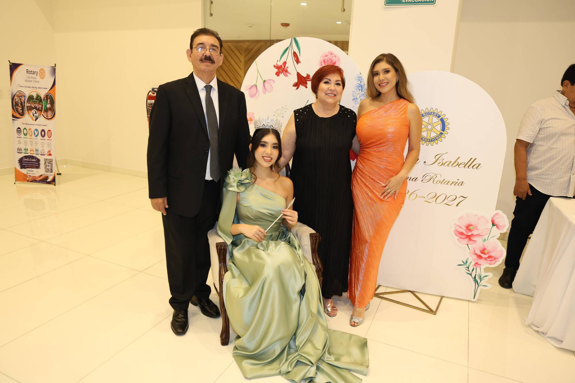 $!Brissia Isabella, nueva reina del club, entre Bruno Sandoval, Martha Heredia y Brissia Sandoval.