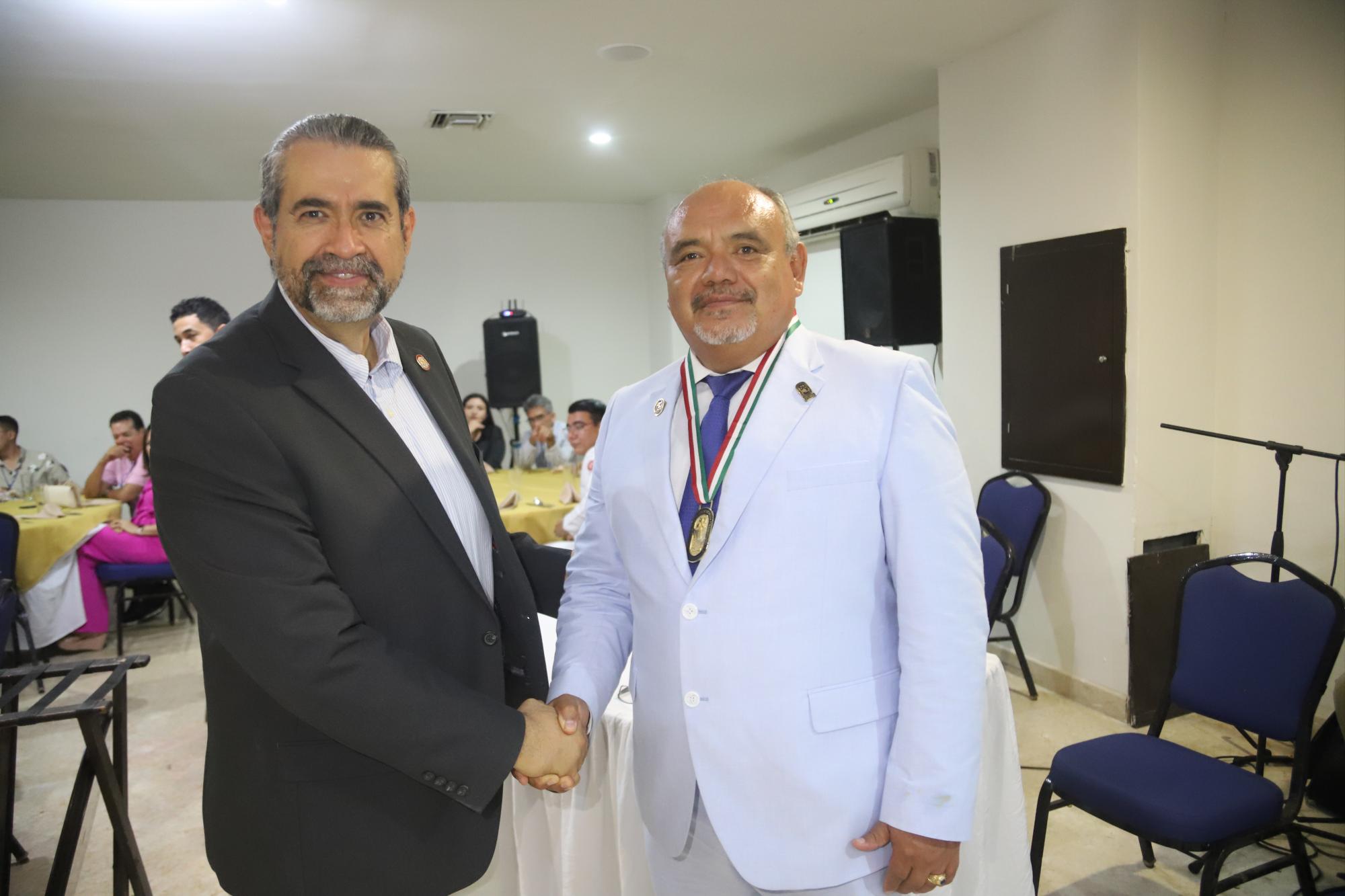 $!José Luis Olmeda Chávez hizo entrega de la estafeta a Mario Castellanos González.