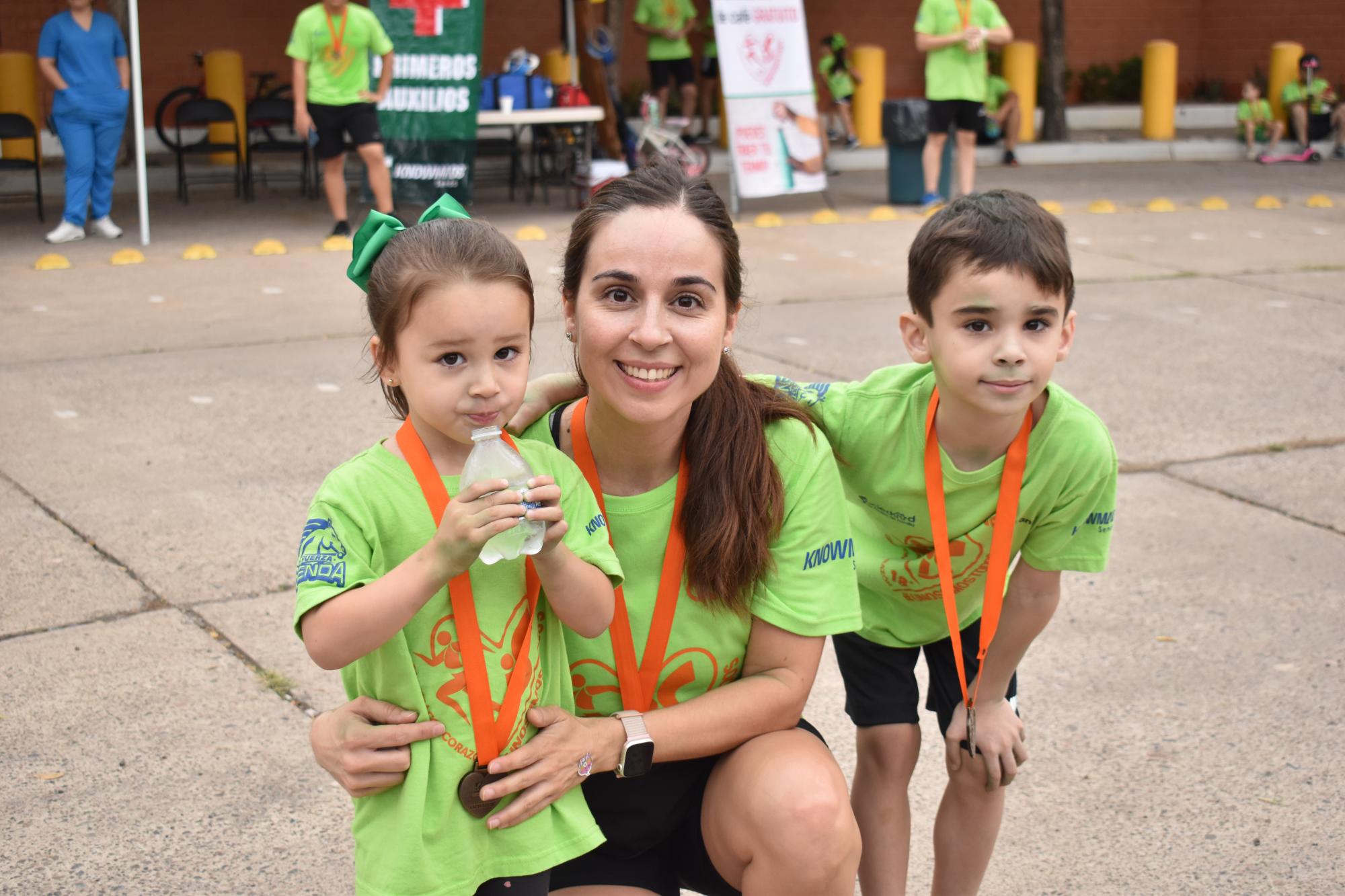 $!Jackie Mendívil con los pequeños Estela Valencia y Elías Valencia.