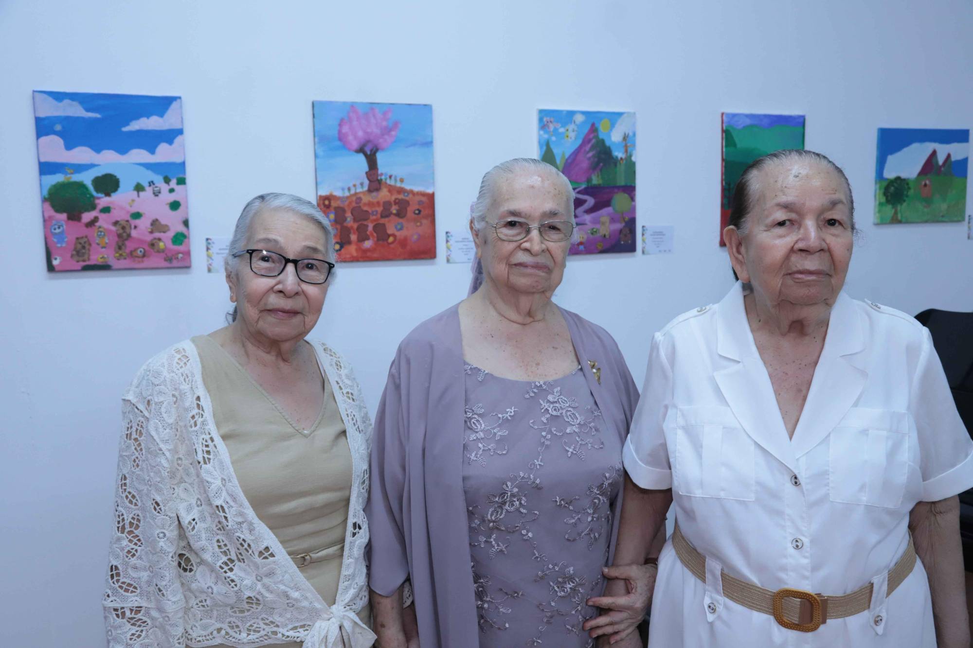 $!María de Jesús Mariscal de López entre sus hermanas, Beatriz Mariscal de Partida y María de la Paz Mariscal de Ponzo.