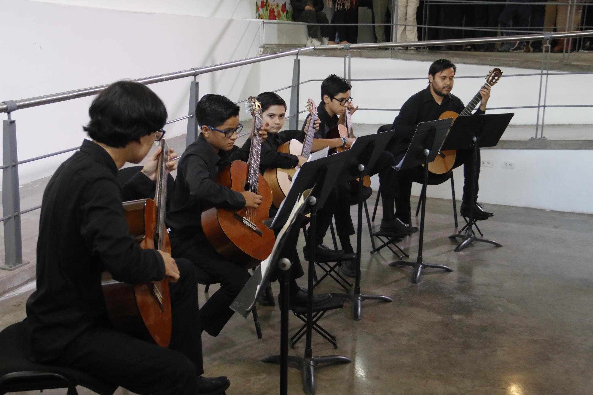 $!Alumnos del Taller de Guitarra infantil y juvenil que dirige el maestro Orlando López, amenizaron la tarde.