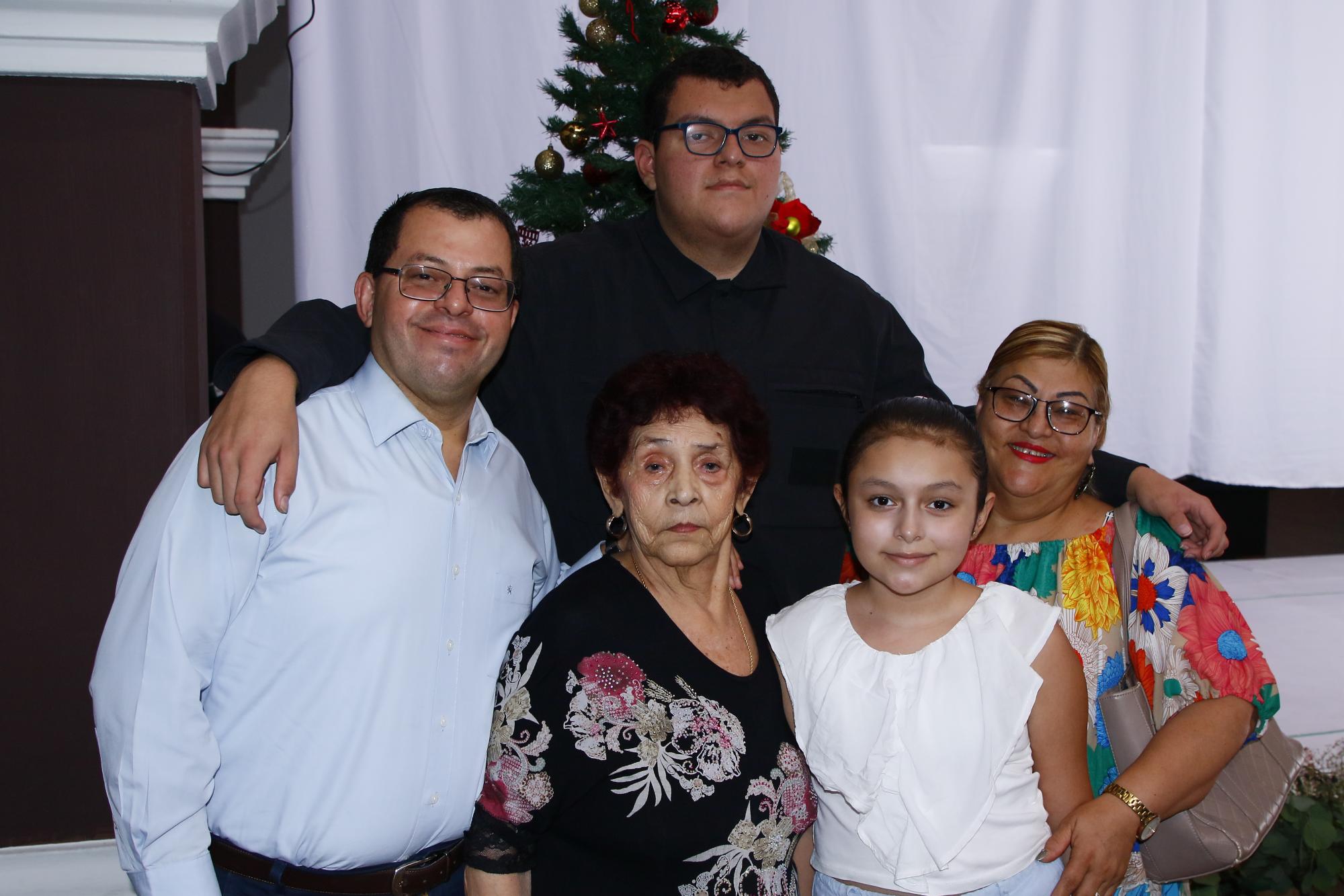 $!José Alfredo Beltrán, Luis Alfredo Beltrán, Amelia Estrada, Alejandra Beltrán y Alba Beltrán.