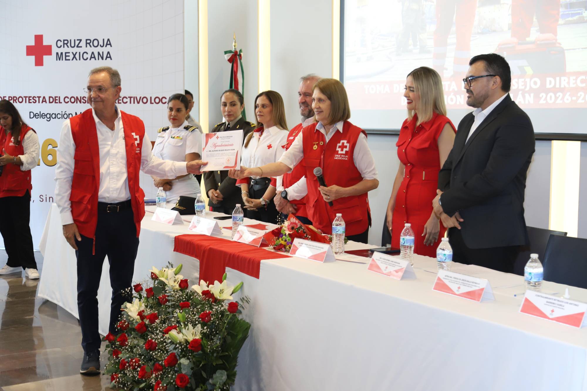 $!Alfonso Pelayo recibe agradecimiento por parte de la ex presidenta Tere Gallo de Gil.