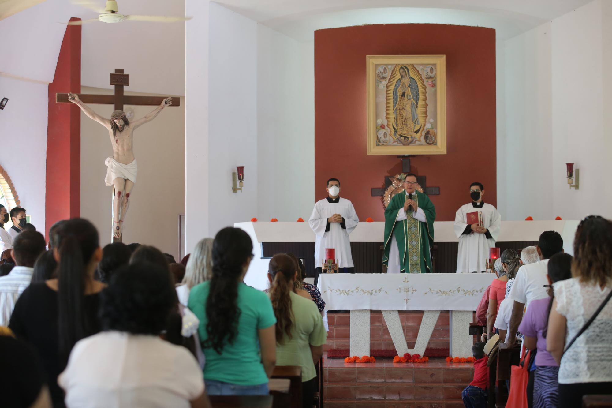 $!El presbítero Gustavo Alonso Díaz Ruiz, Rector del Seminario Diocesano de Mazatlán, ofició la misa.