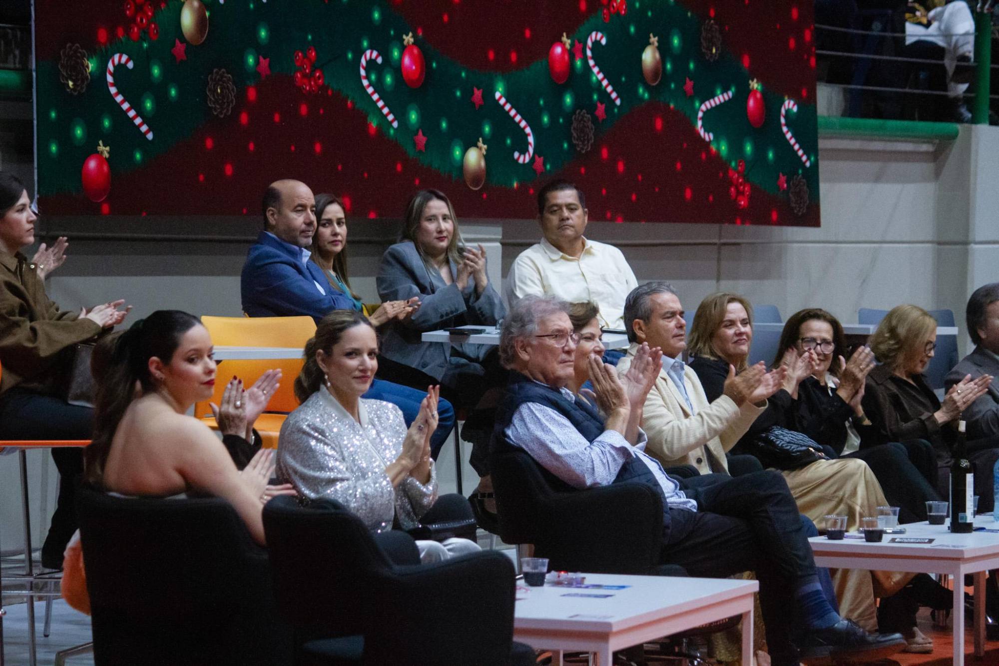 $!El público reconoció a los artistas con prolongados aplausos.