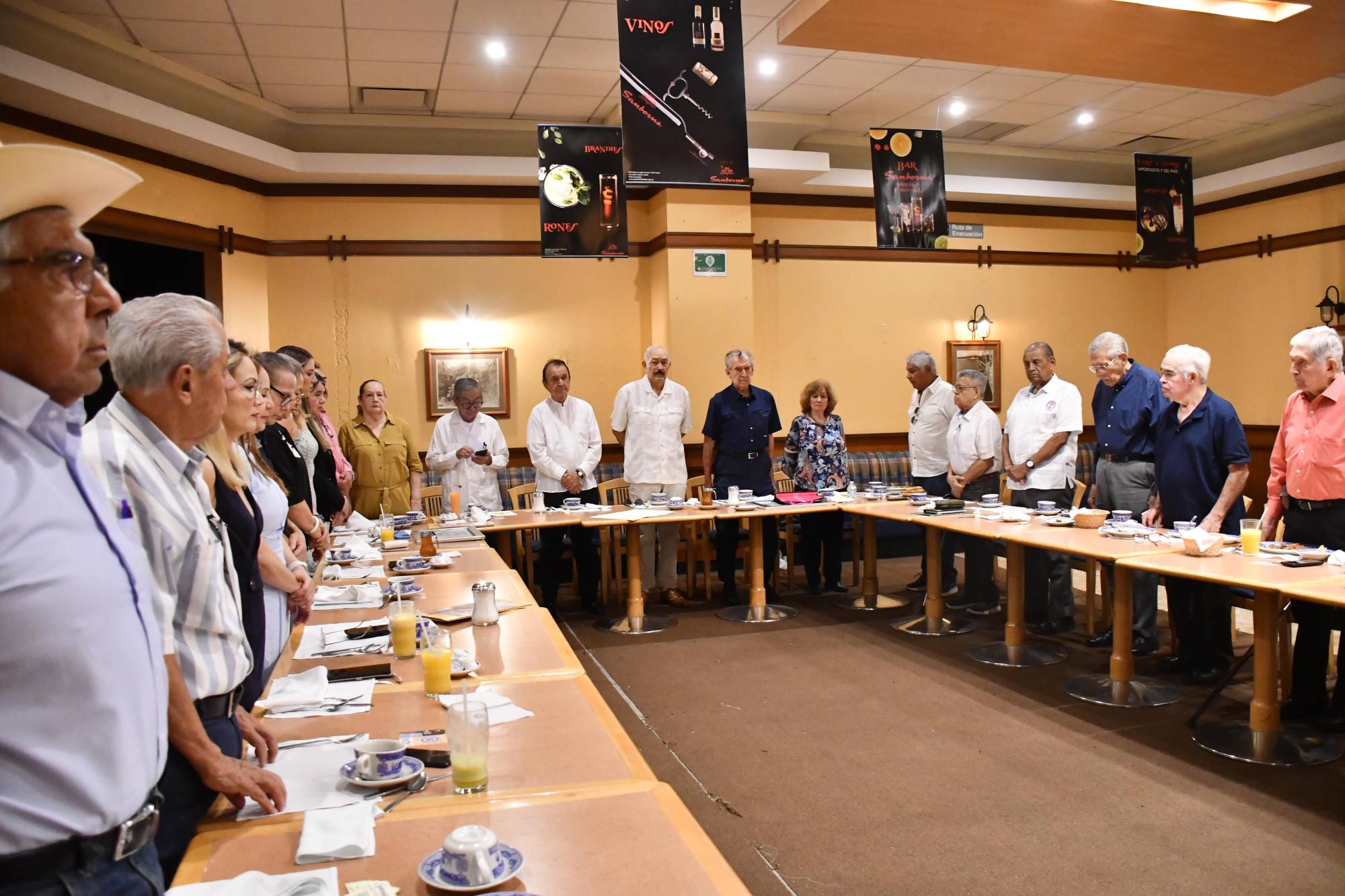 $!Los asistentes guardan un minuto de silencio para honrar la memoria de los compañeros que ya no están.