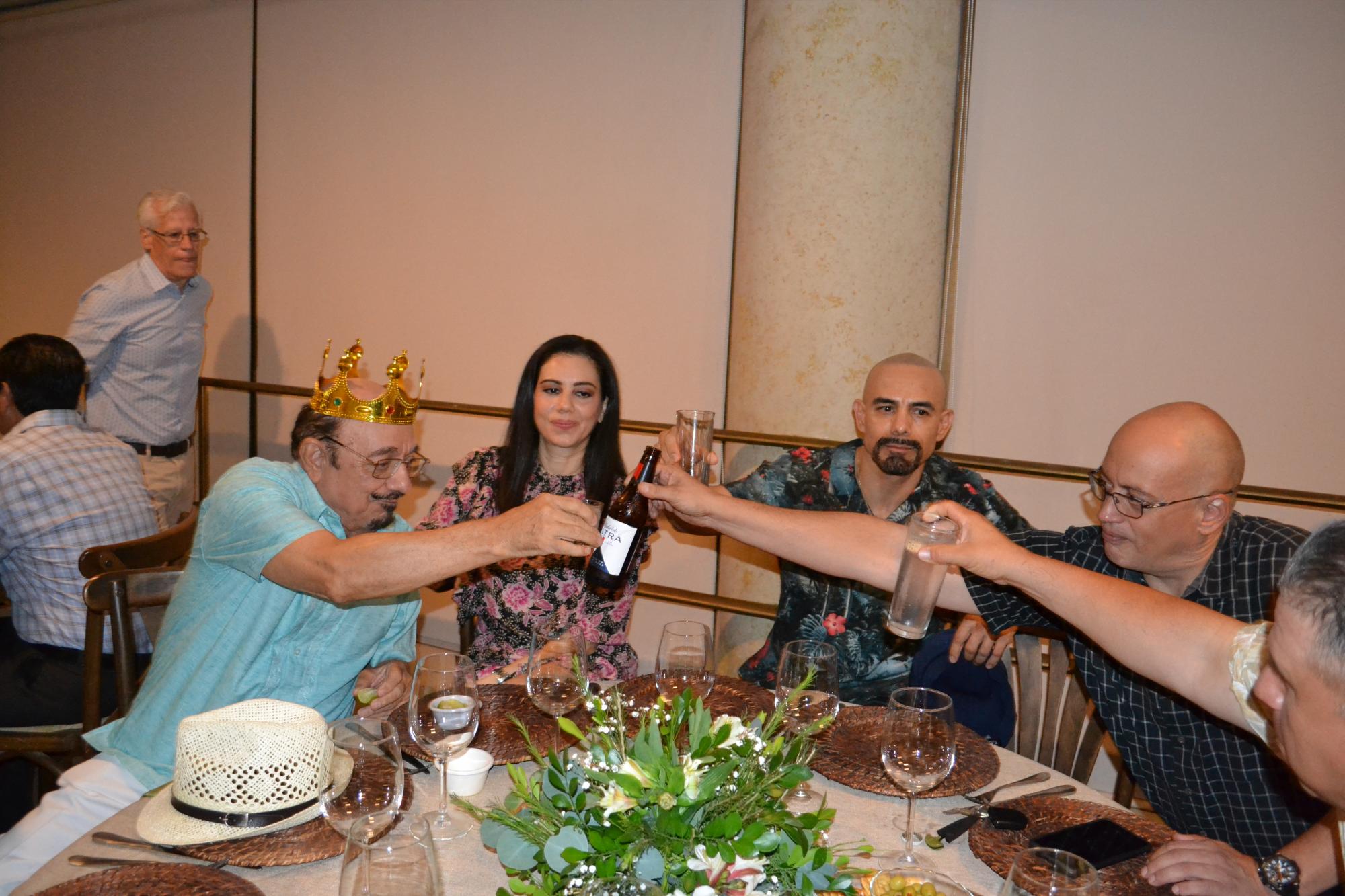 $!Como rey pasó su cumpleaños Lorenzo Garza, brindando entre amigos por este gran día.