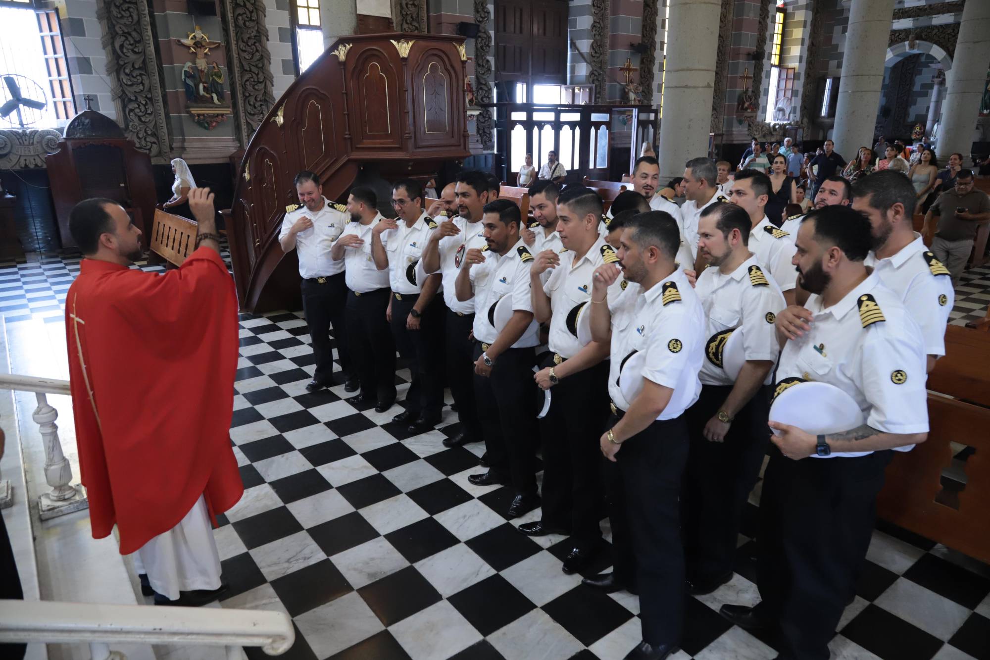 $!El Padre Armando Durán al momento de darles la bendición.