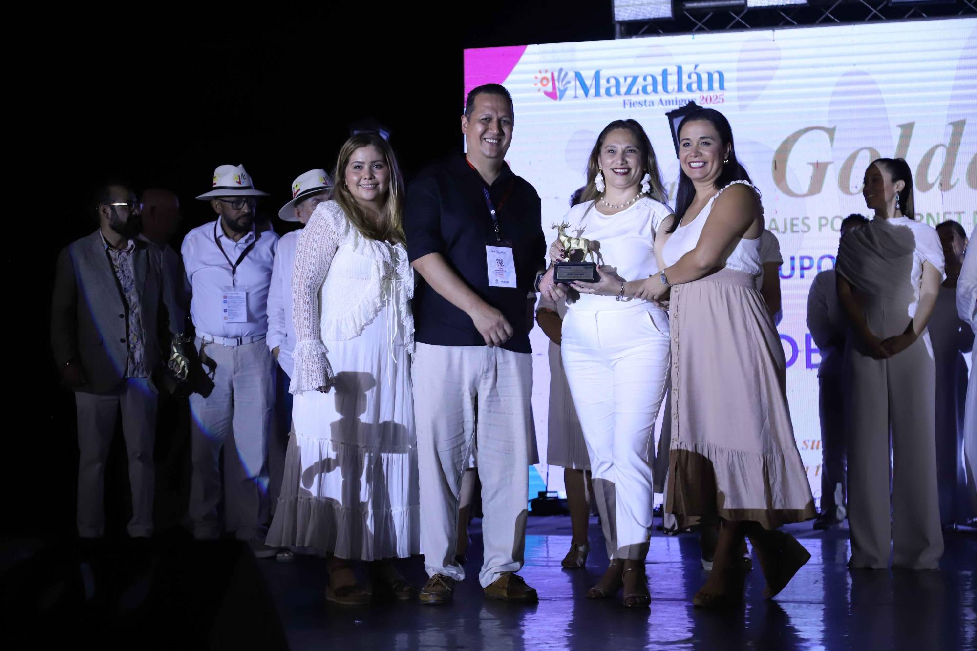 $!Mauricio Morán hace entrega del reconocimiento a Despegar.com.