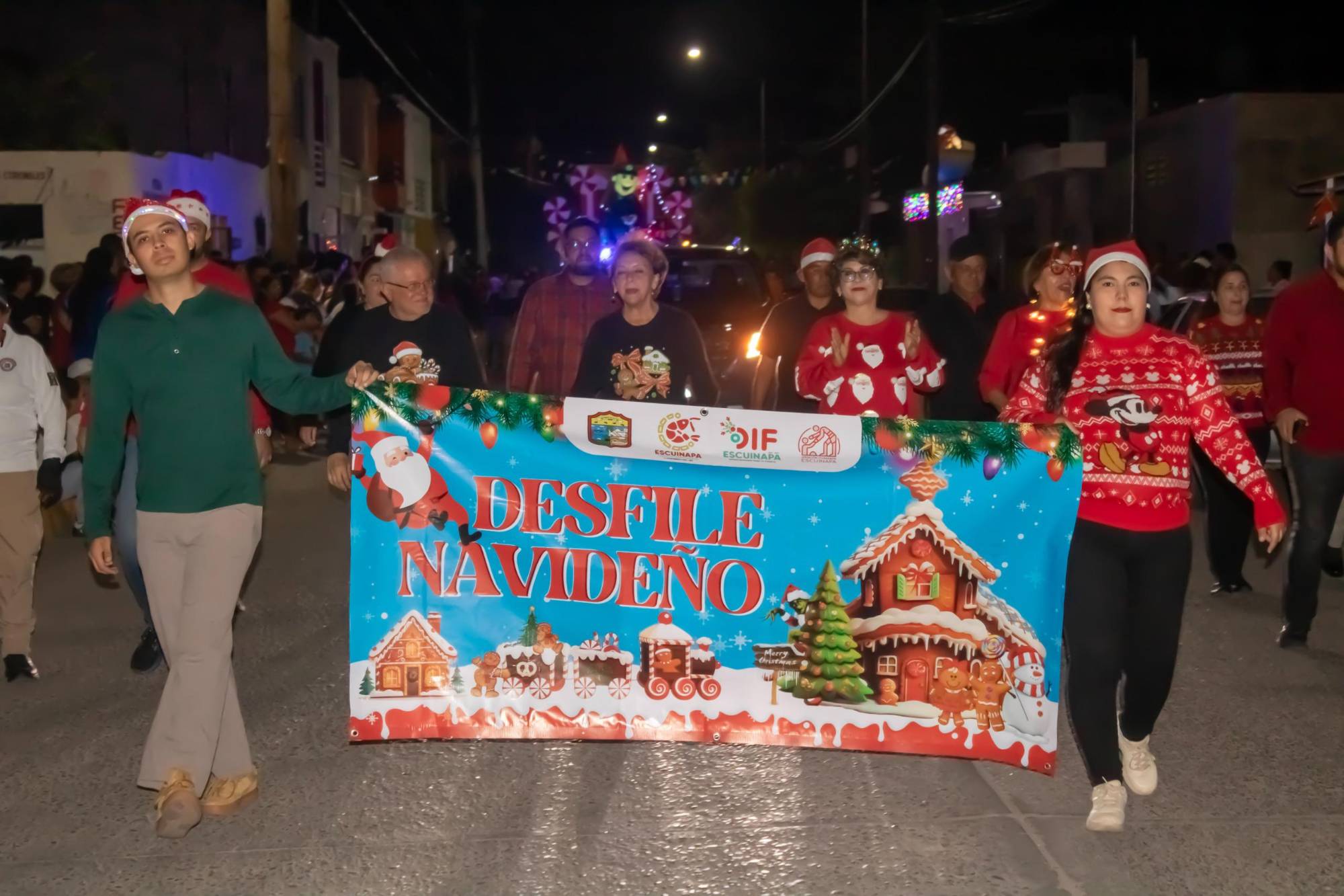 $!Encienden el árbol y realizan desfile navideño en Escuinapa