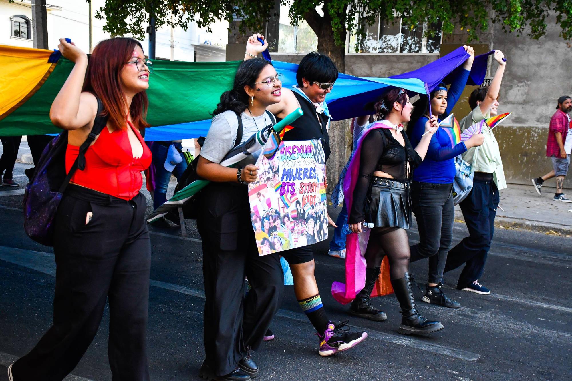 $!Lanzan llamado a la paz y a la inclusión en Marcha de la Diversidad Sexual en Culiacán