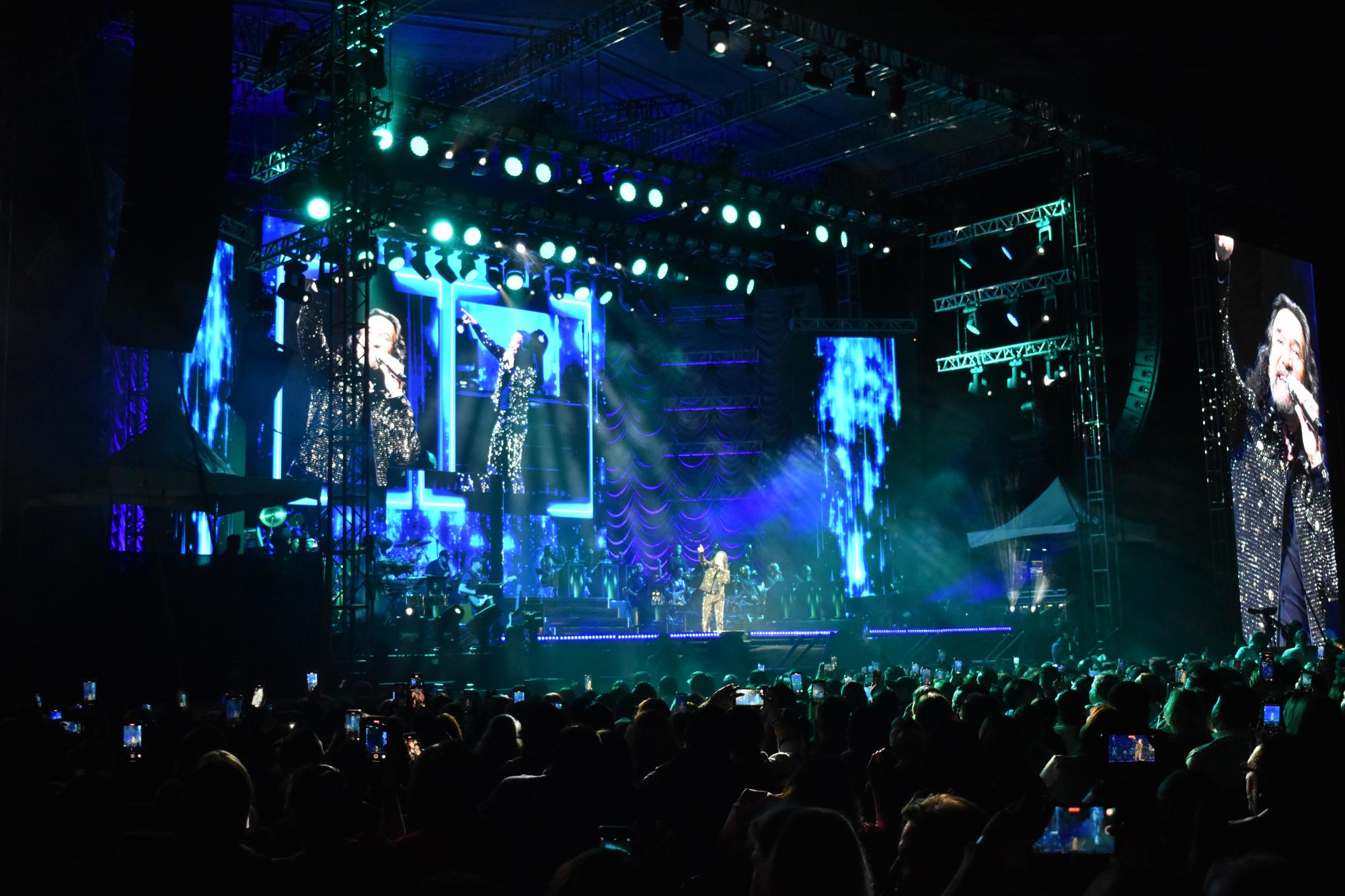 $!A ritmo del ‘Buki’ bailan y cantan los sinaloenses en Estadio de Los Dorados