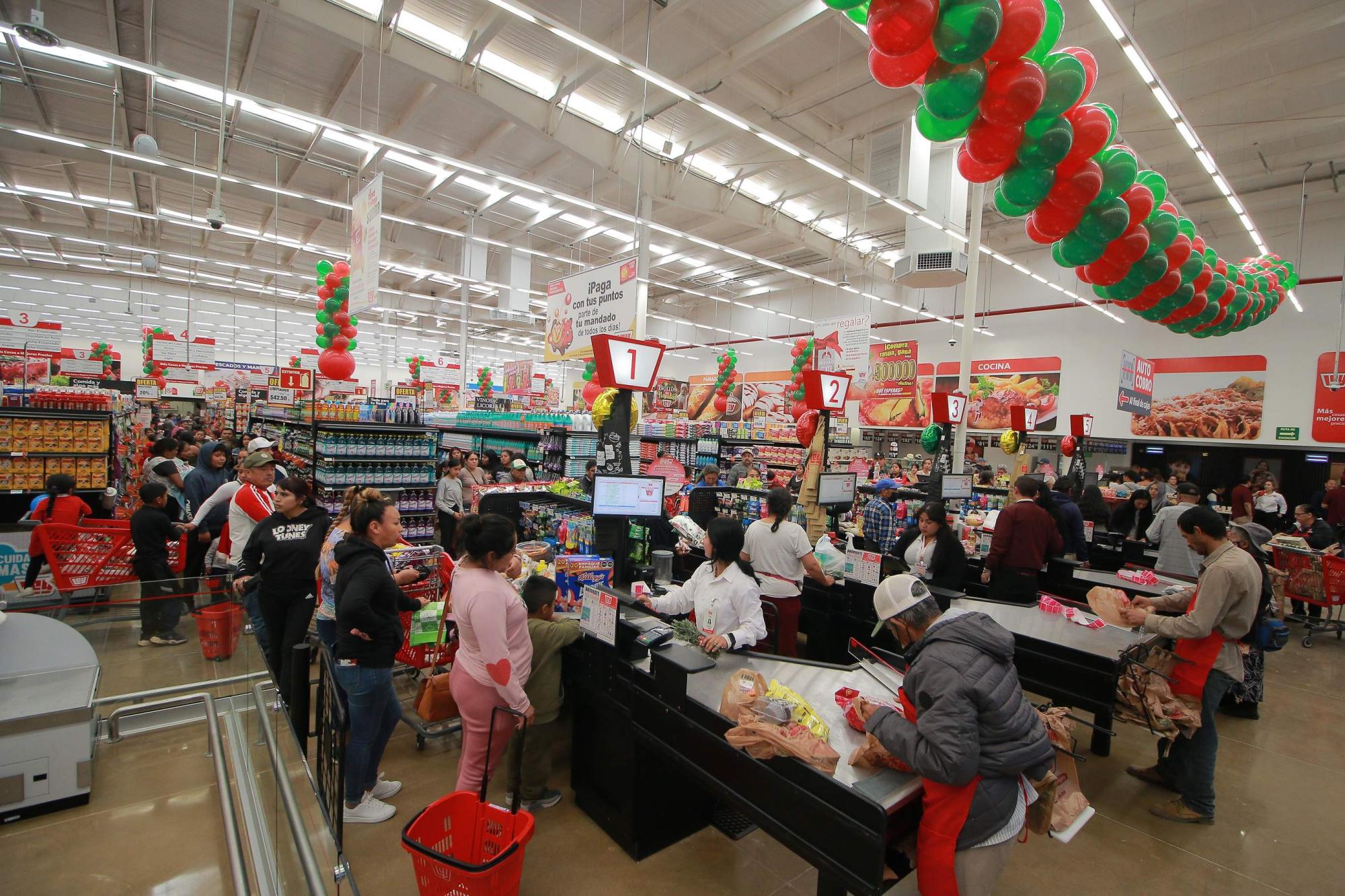 $!Cientos de clientes se dieron cita para aprovechar las ofertas de inauguración.