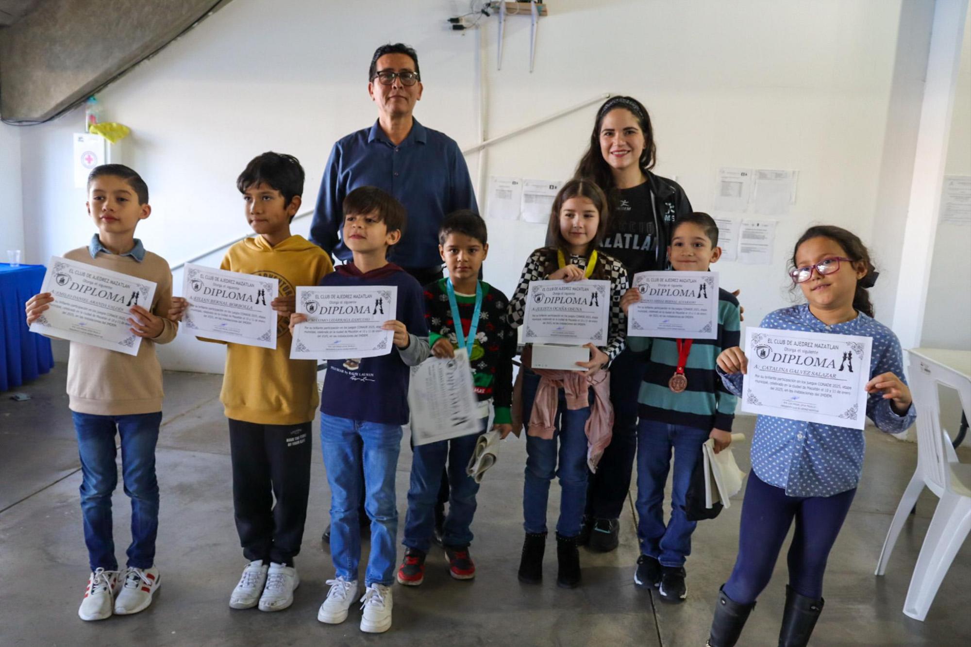 $!Compiten cuadro a cuadro por las mejores posiciones en el Municipal de Ajedrez