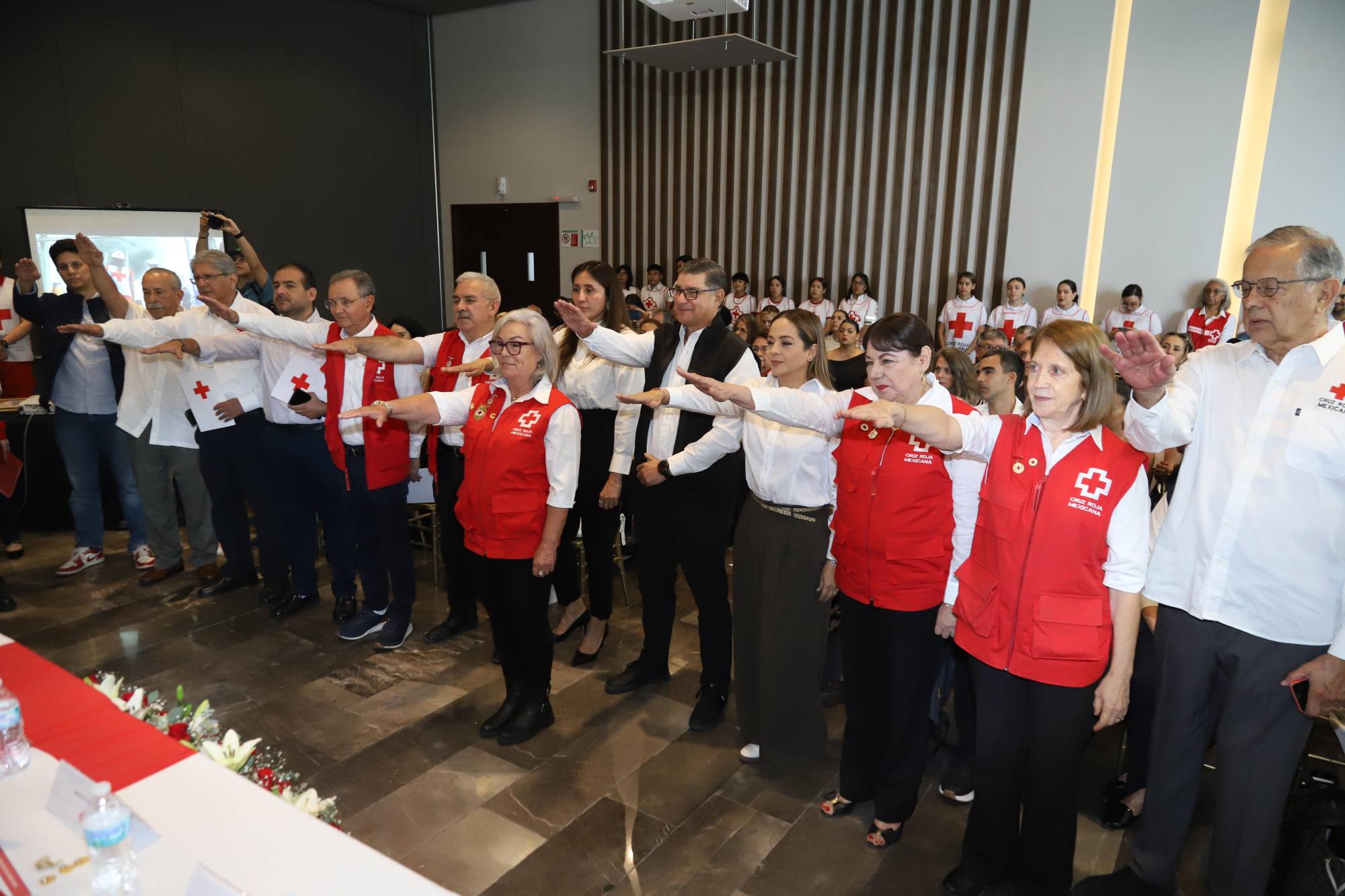 $!Wendy Hardouin e integrantes del Consejo Directivo de la Cruz Roja Mexicana Delegación Mazatlán, al momento de rendir protesta.