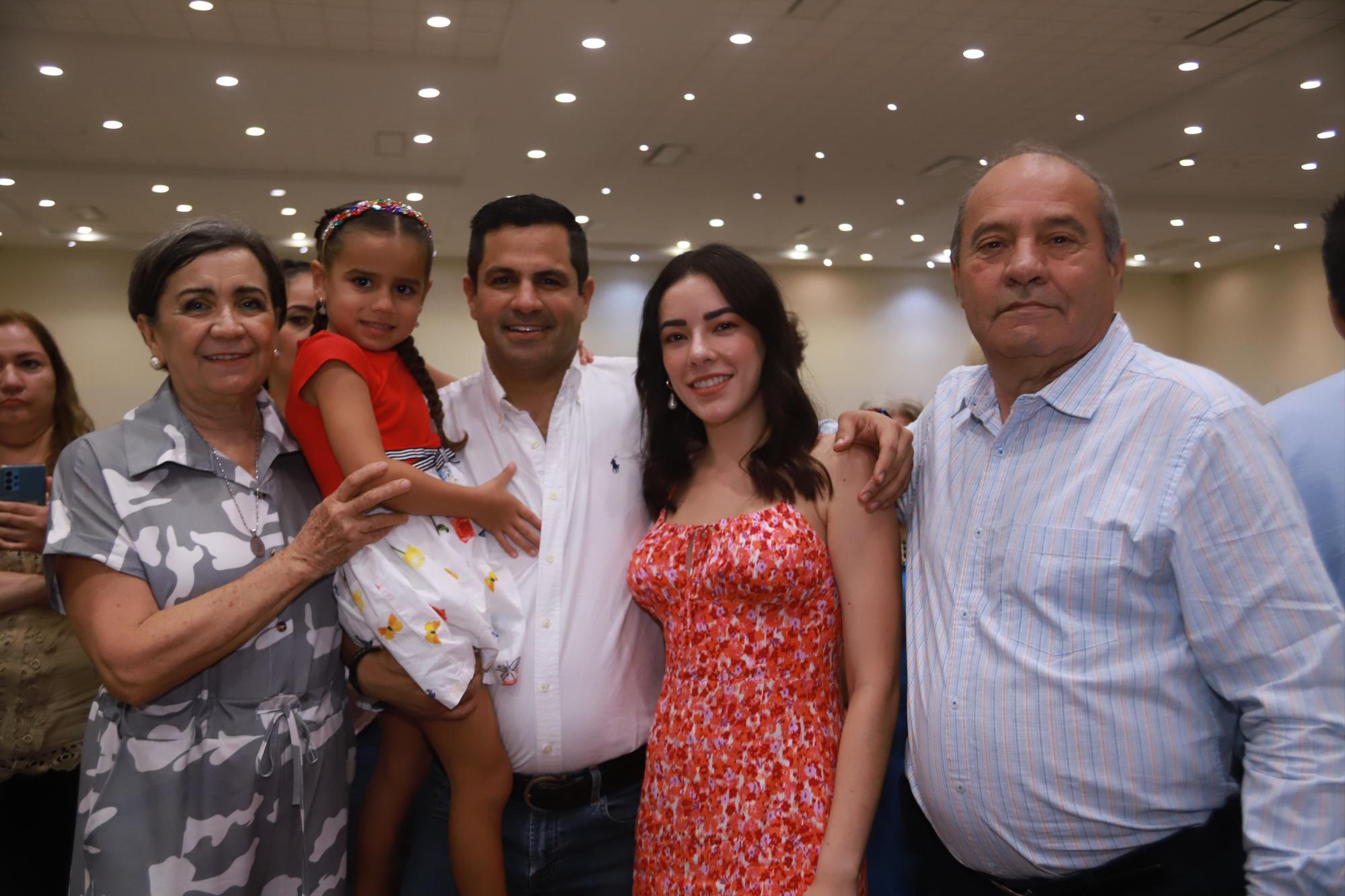 $!El cumpleañero entre Virginia Sánchez, Constanza Escobar, Daniela Tussi y Carlos Escobar.