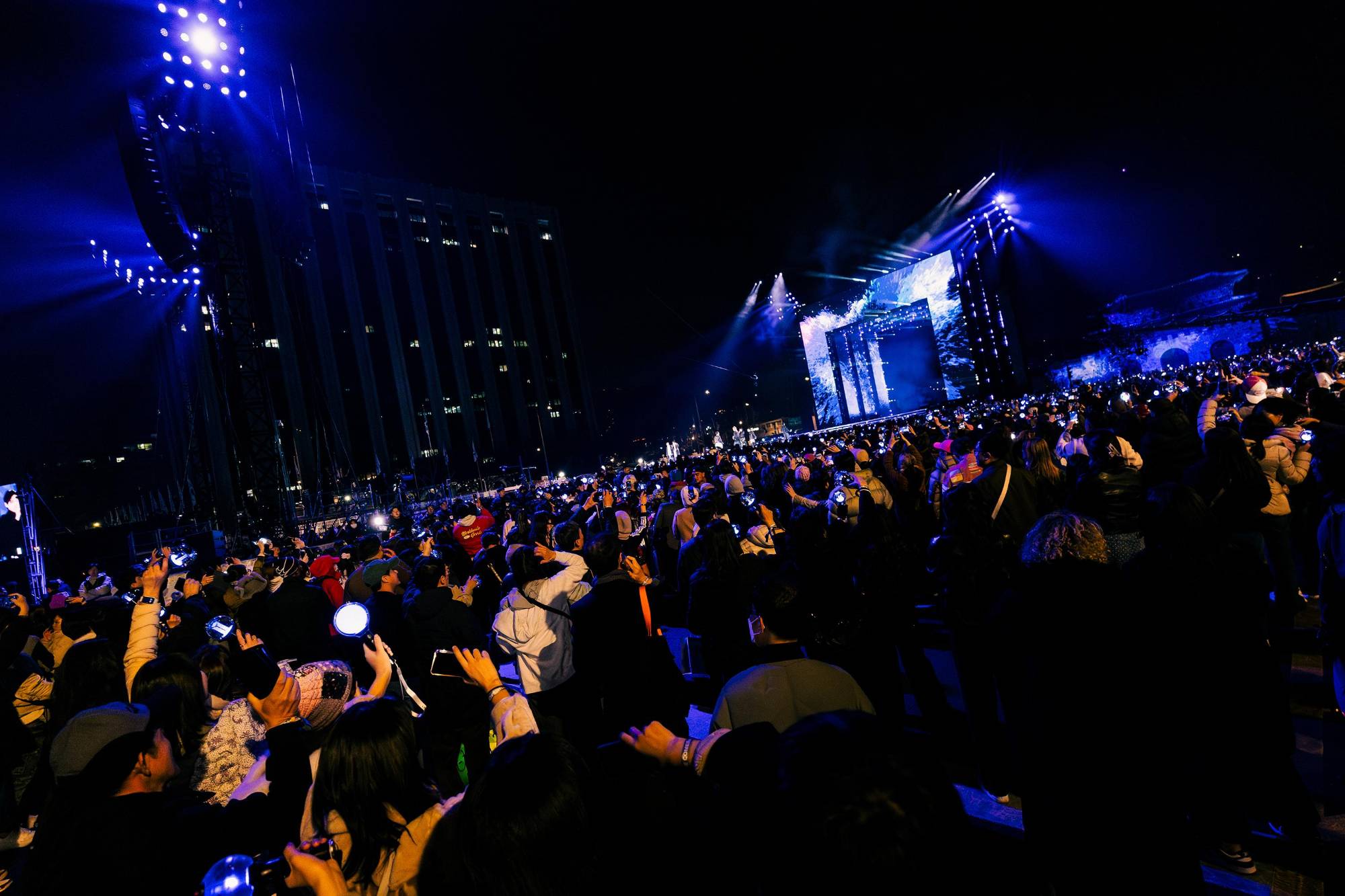 $!Más de 260 mil personas se reunieron en la plaza Gwanghwamun de Seul para ser testigos del regreso de BTS.