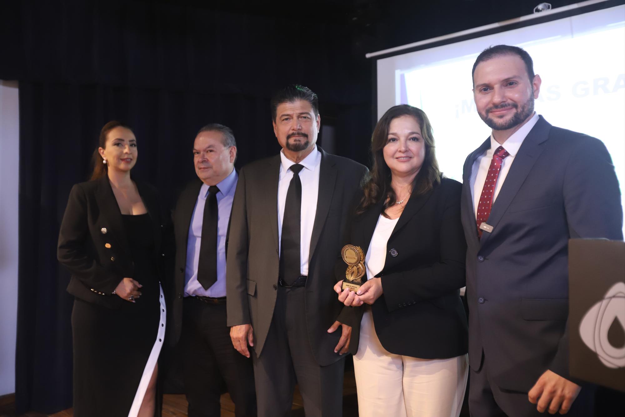 $!Martín Mancilla y Gabriela Herrera, de la empresa ARMS, reciben reconocimiento de manos de Eugenia Olagues, José Manuel Lerma y Cuauhtémoc Llanes.