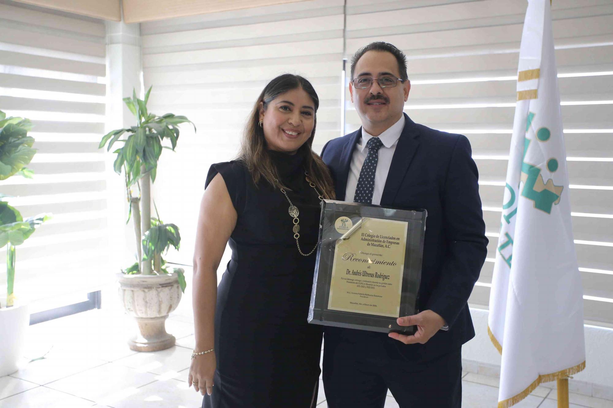 $!Lorena Fabiola Balbuena hace entrega de un reconocimiento al presidente saliente Andrés Ultreras Rodríguez.