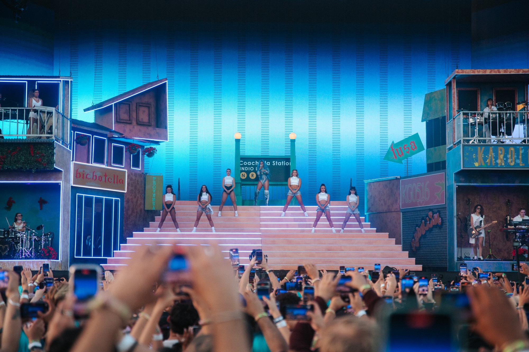 $!Karol G homenajea a Shakira, Daddy Yankee y J Balvin en el Coachella