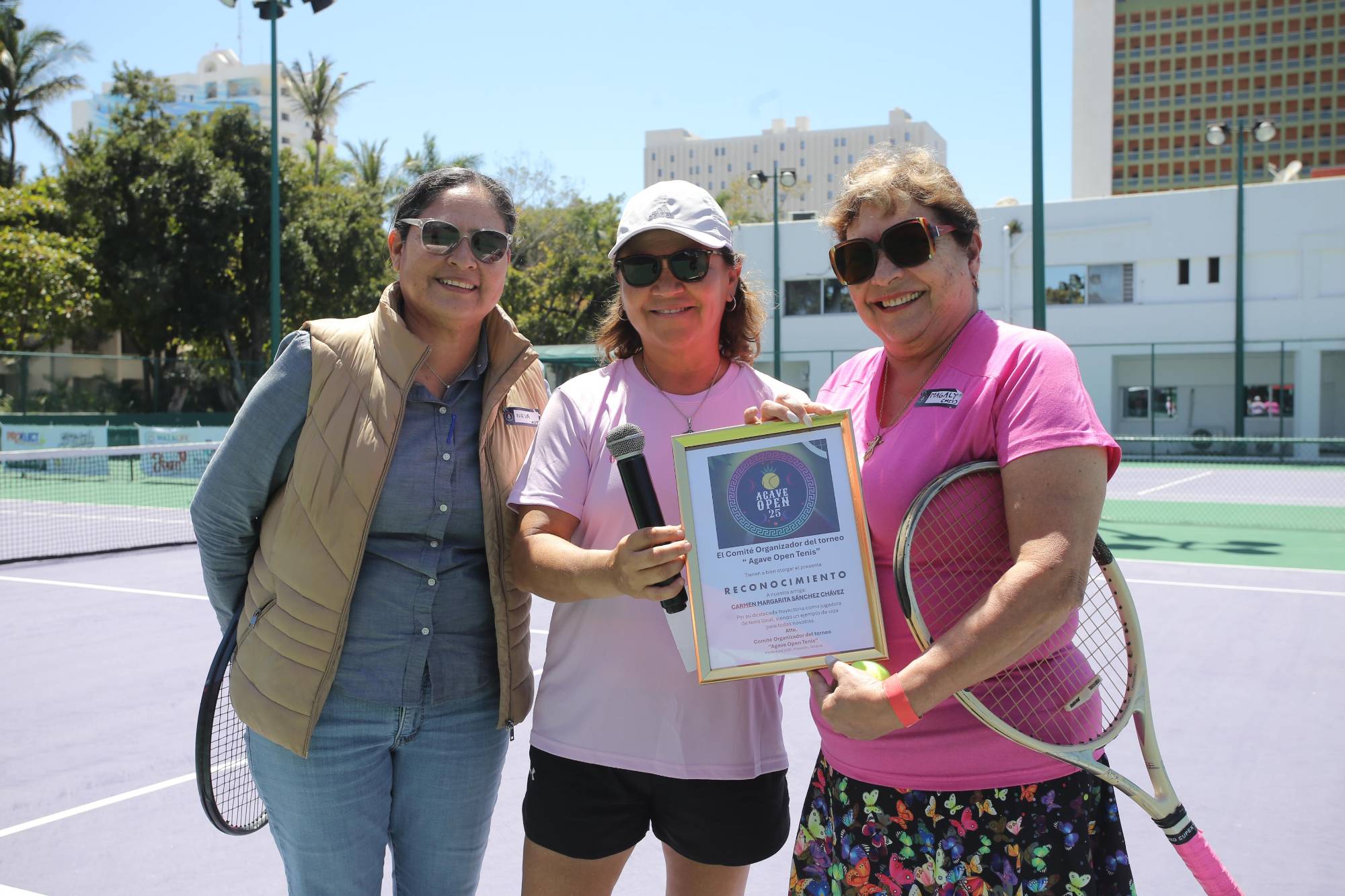 $!Neva Calatrava, Norma Bañuelos y la homenajeada Magaly Sánchez.