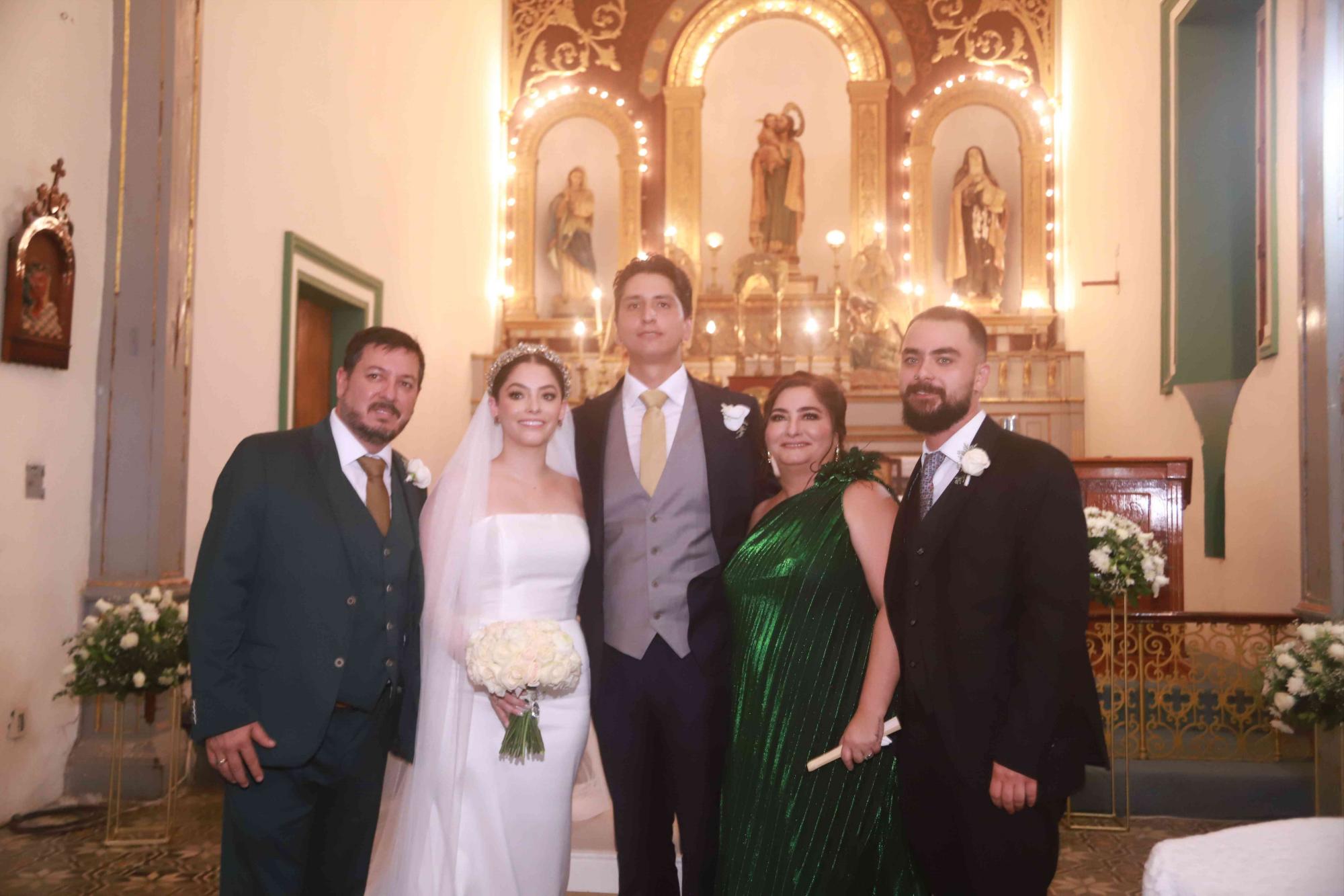 $!Los novios entre Arturo Torres, Loretta Rochín Moreno y Gerardo Lomelí.