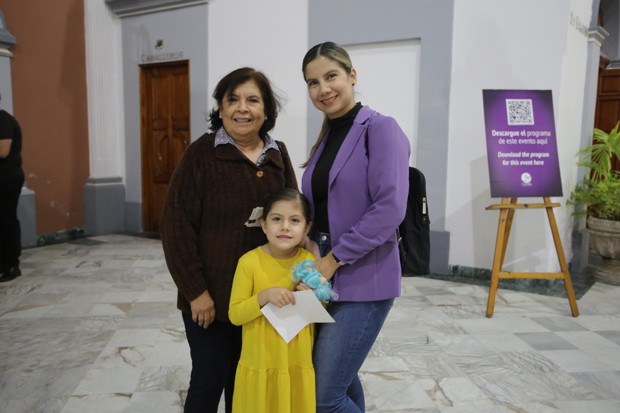 $!María Antonio Muñoz, Sherezada Elenes y la pequeña Paula González.