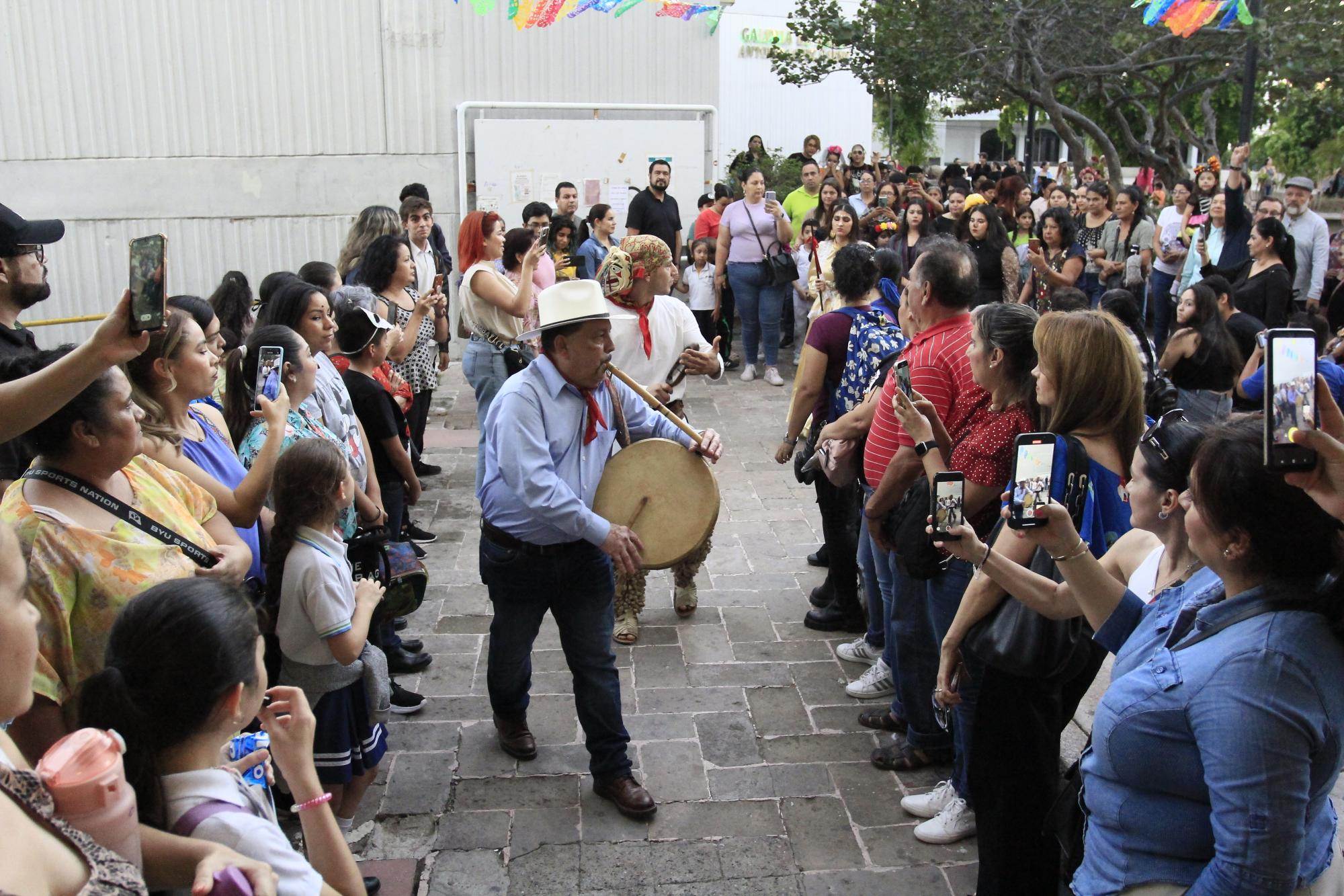 $!Gabriel Uriarte presentó un responso pascola, en la Escuela de Artes.