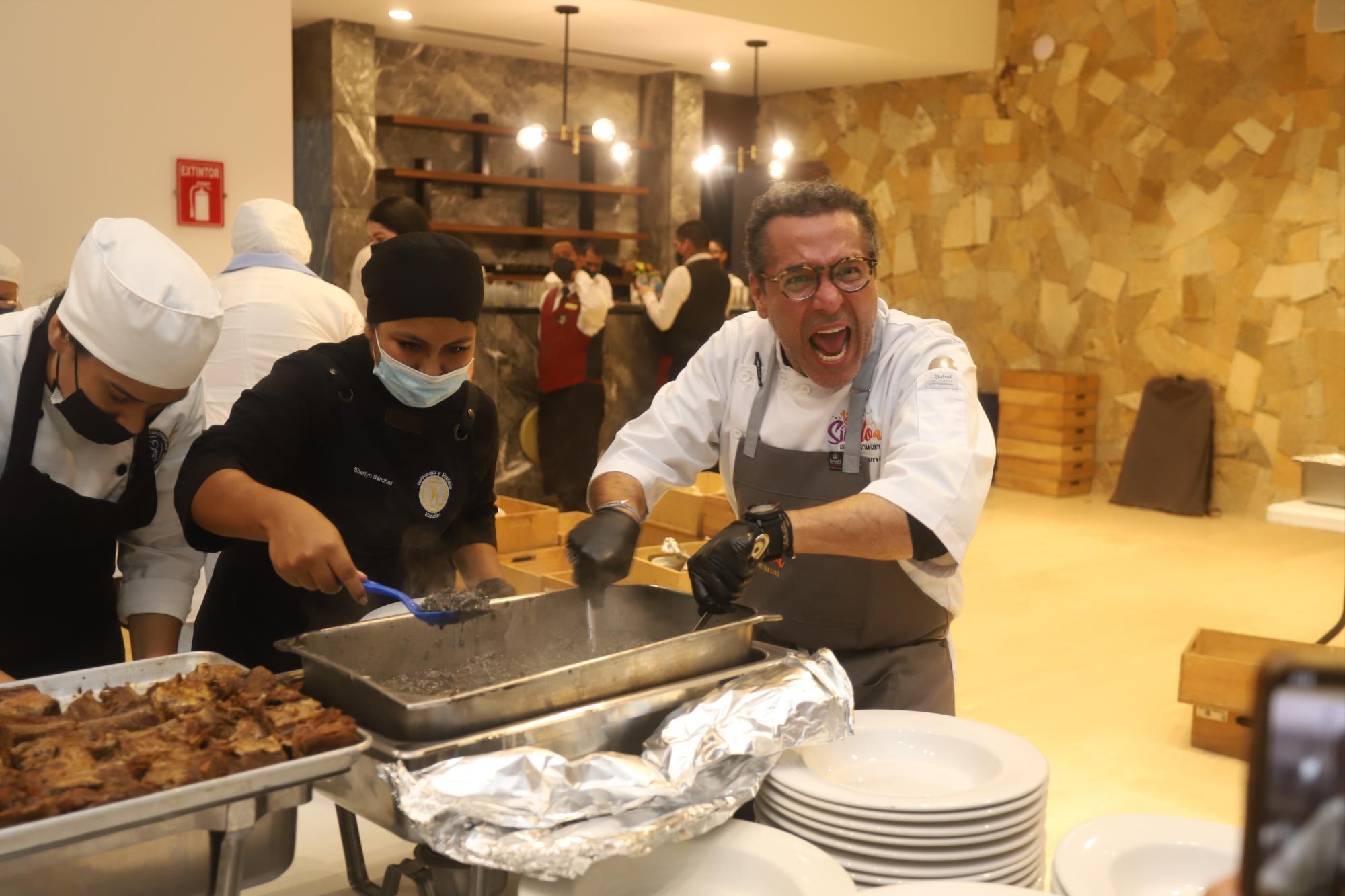 $!El chef Luis Osuna Vidaurri, en la elaboración del platillo fuerte.