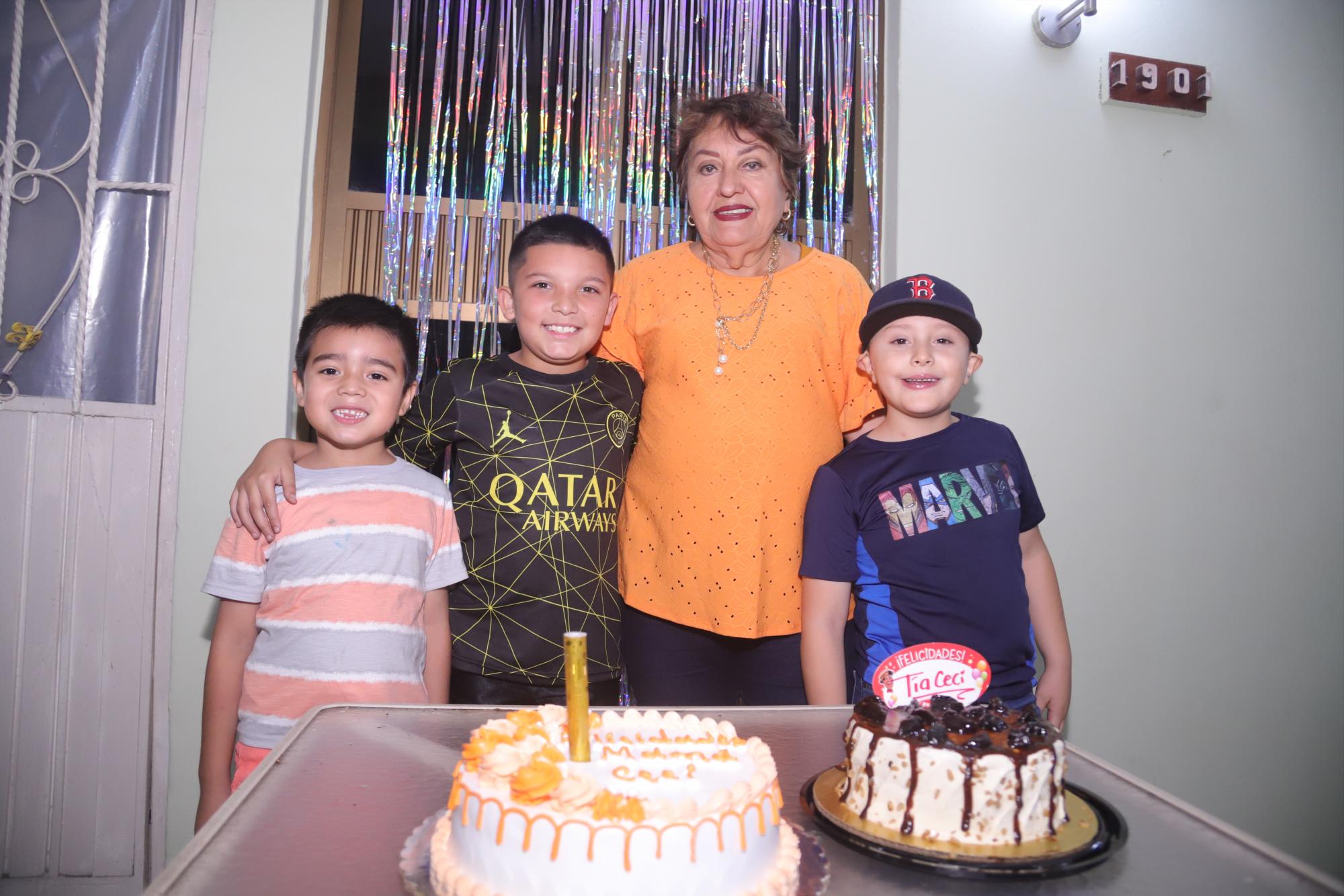 $!Martha Cecilia con sus nietos, Ángel Miguel Maldonado, Fernando Ortega y David García.