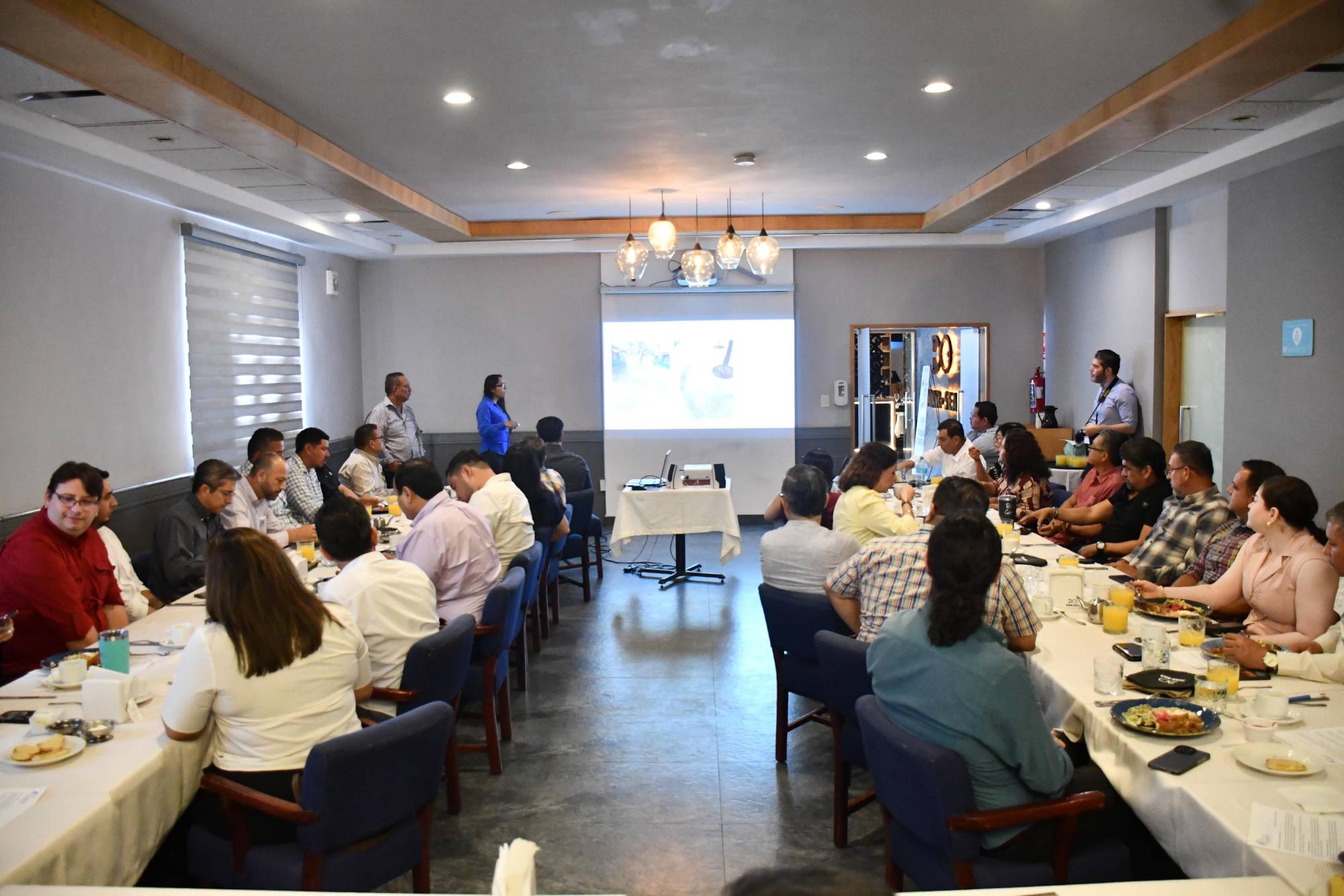 $!Una conferencia durante un desayuno fue el motivo de la reunión.