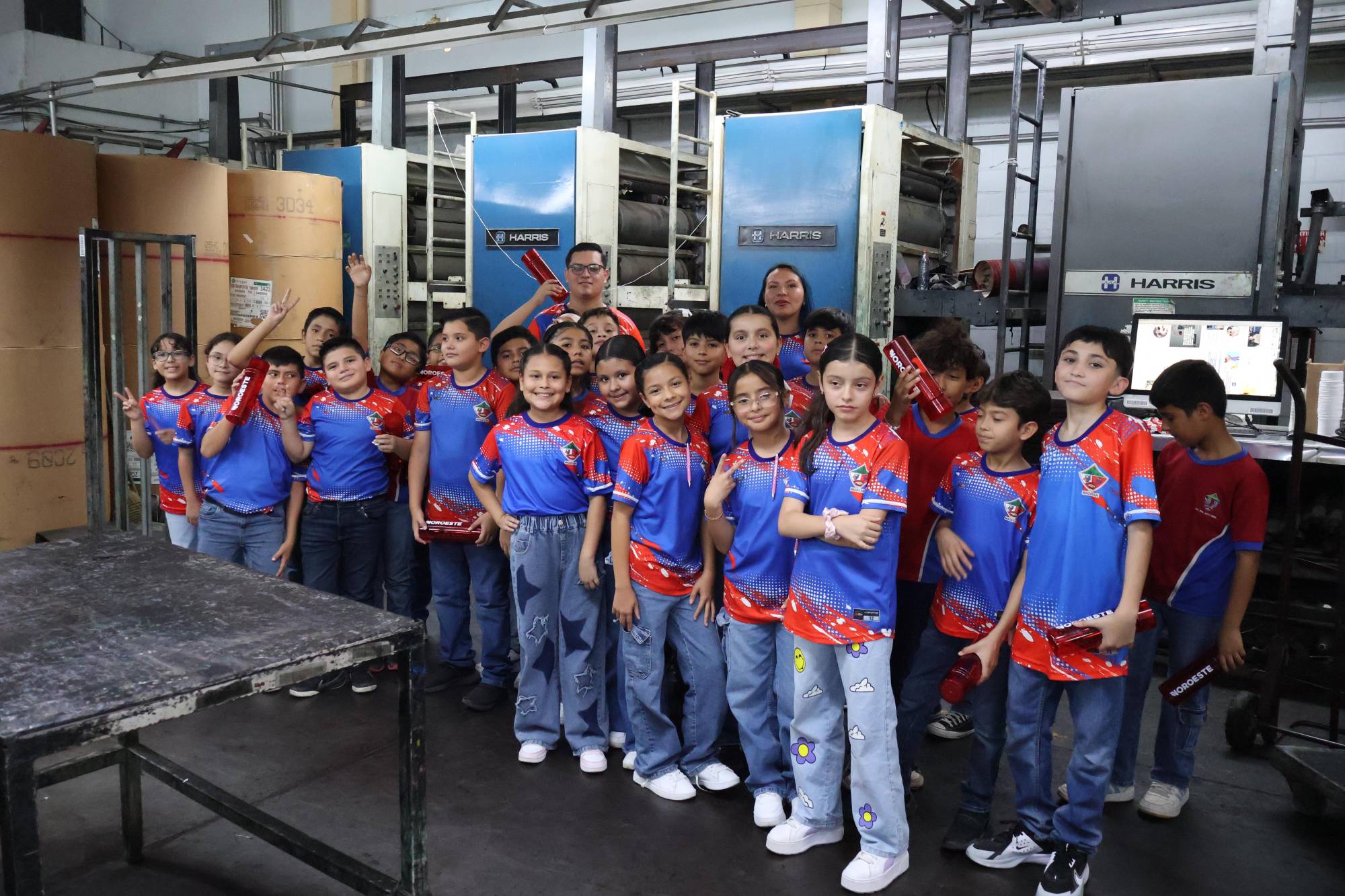 $!Los estudiantes muy contentos realizaron el recorrido.