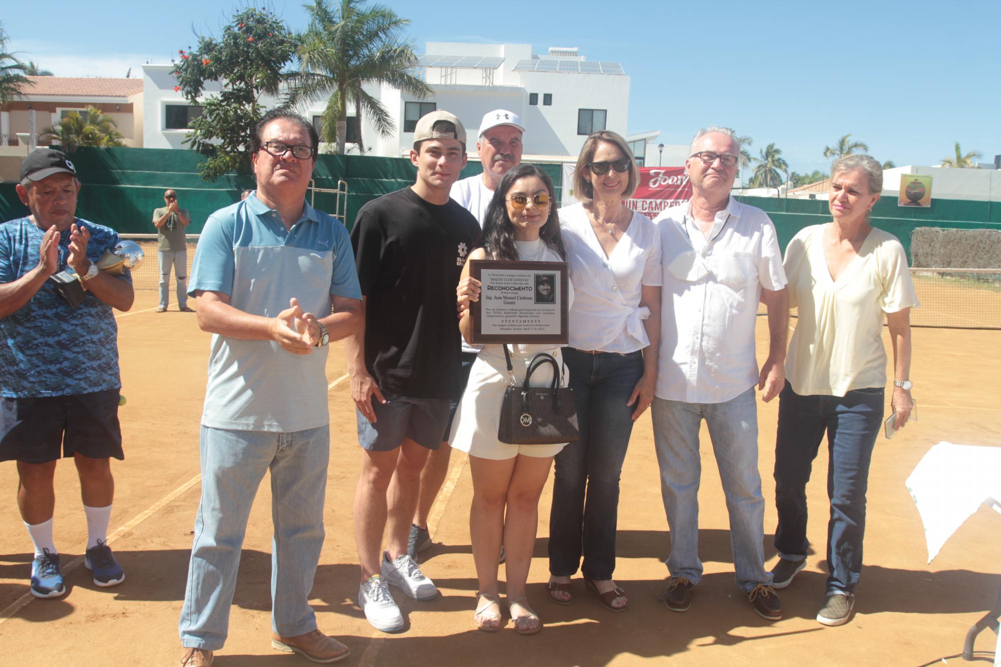 $!La familia Becerra hace un homenaje póstumo a Juan “Capi” Cárdenas.