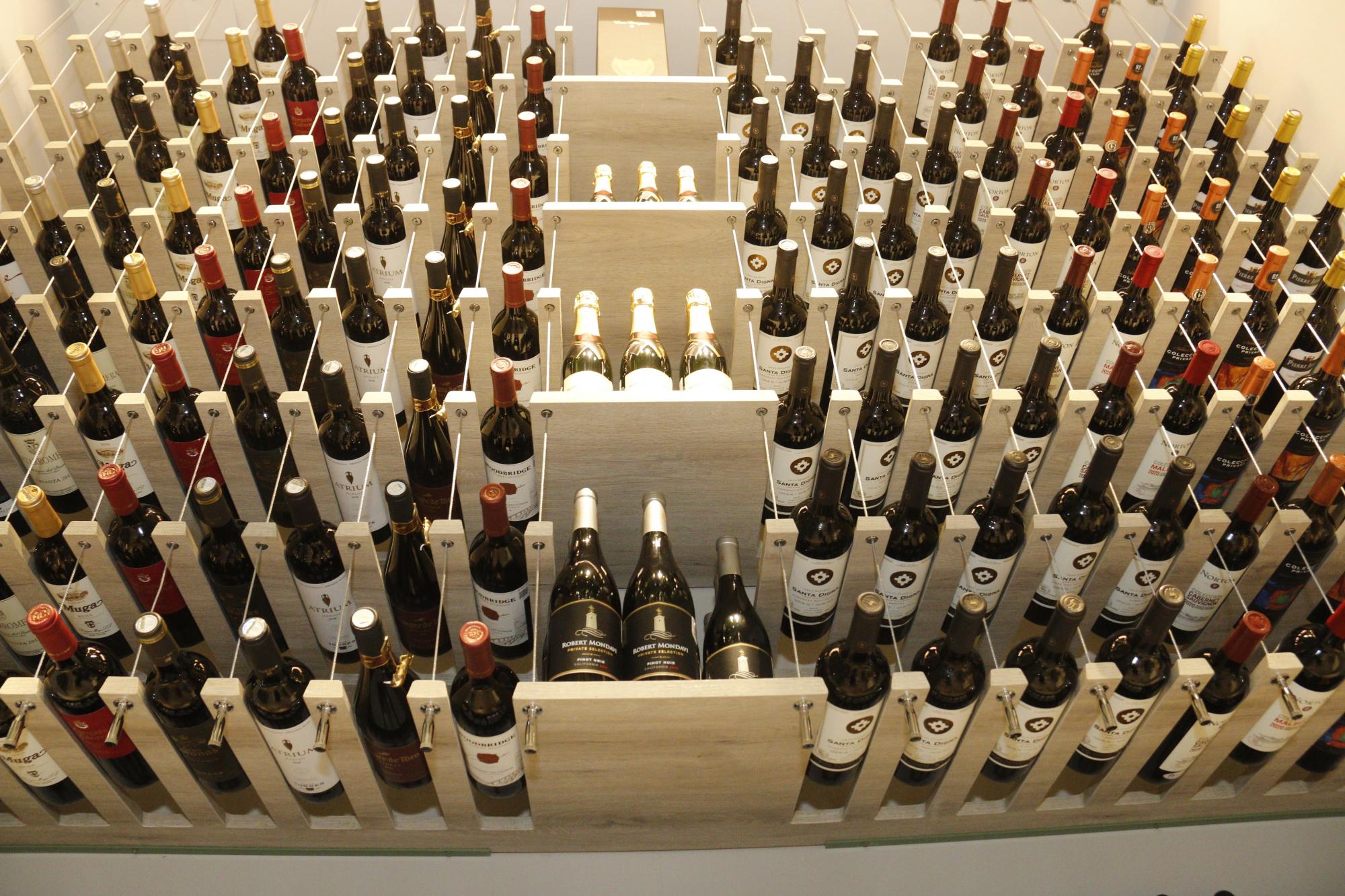 $!Más de 120 etiquetas ofrece su amplia cava de vinos y licores.
