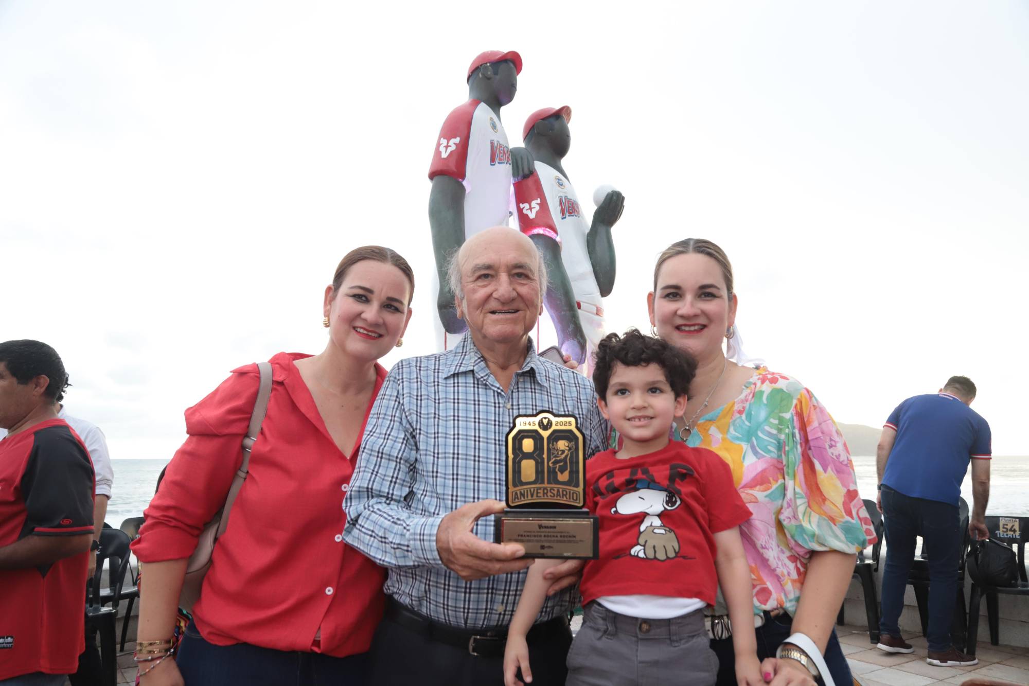 $!Francisco Rocha entre sus hijas Lizeth y Lizbeth Rocha, y su nieto Mateo Silva.