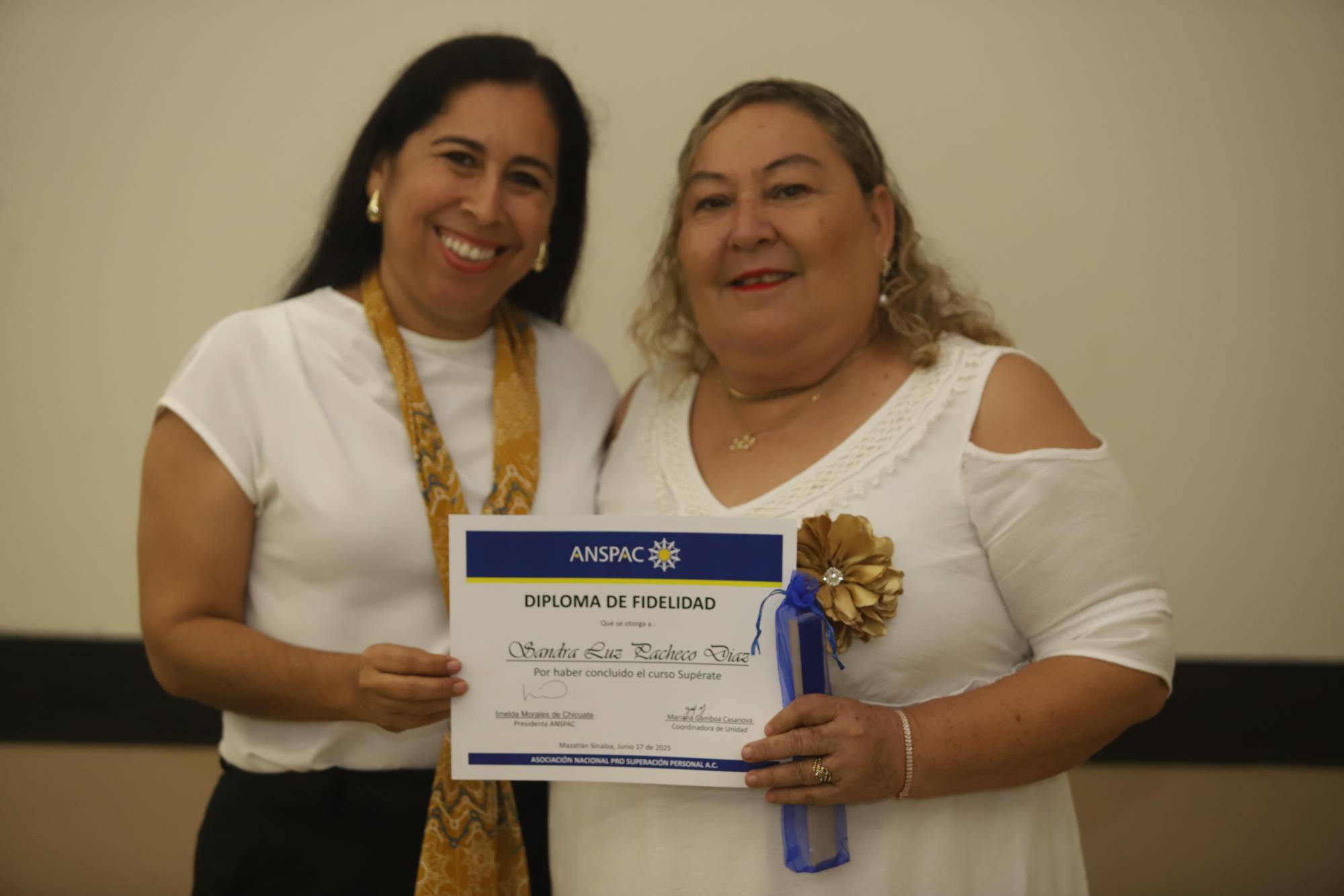 $!La animadora Marina Gamboa junto a Sandra Luz Pacheco, de la Unidad San Juan Apóstol y Evangelista.