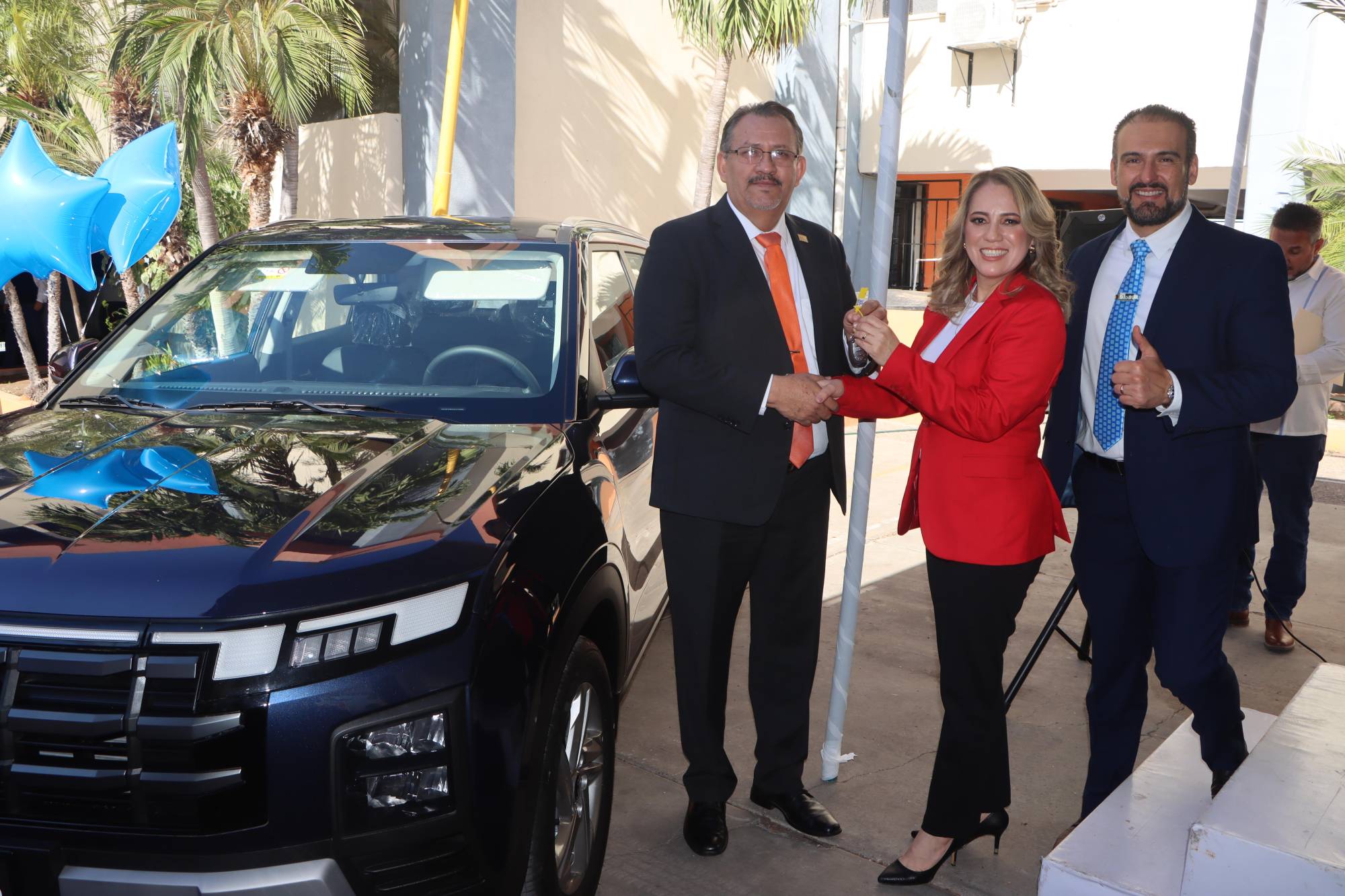 $!Entrega de automóvil a socia beneficiada.