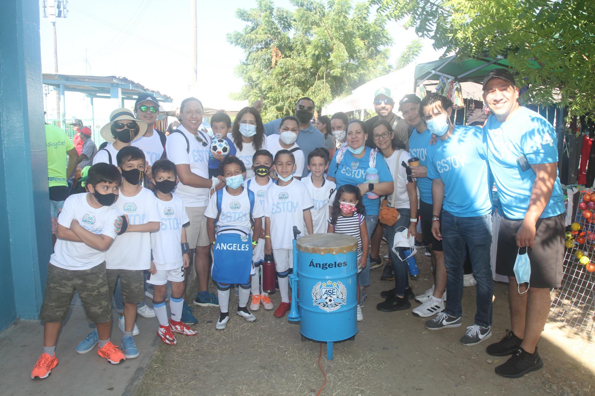 $!Integrantes del equipo Ángeles Soccer Elite y su porra se toman la fotografía del recuerdo.