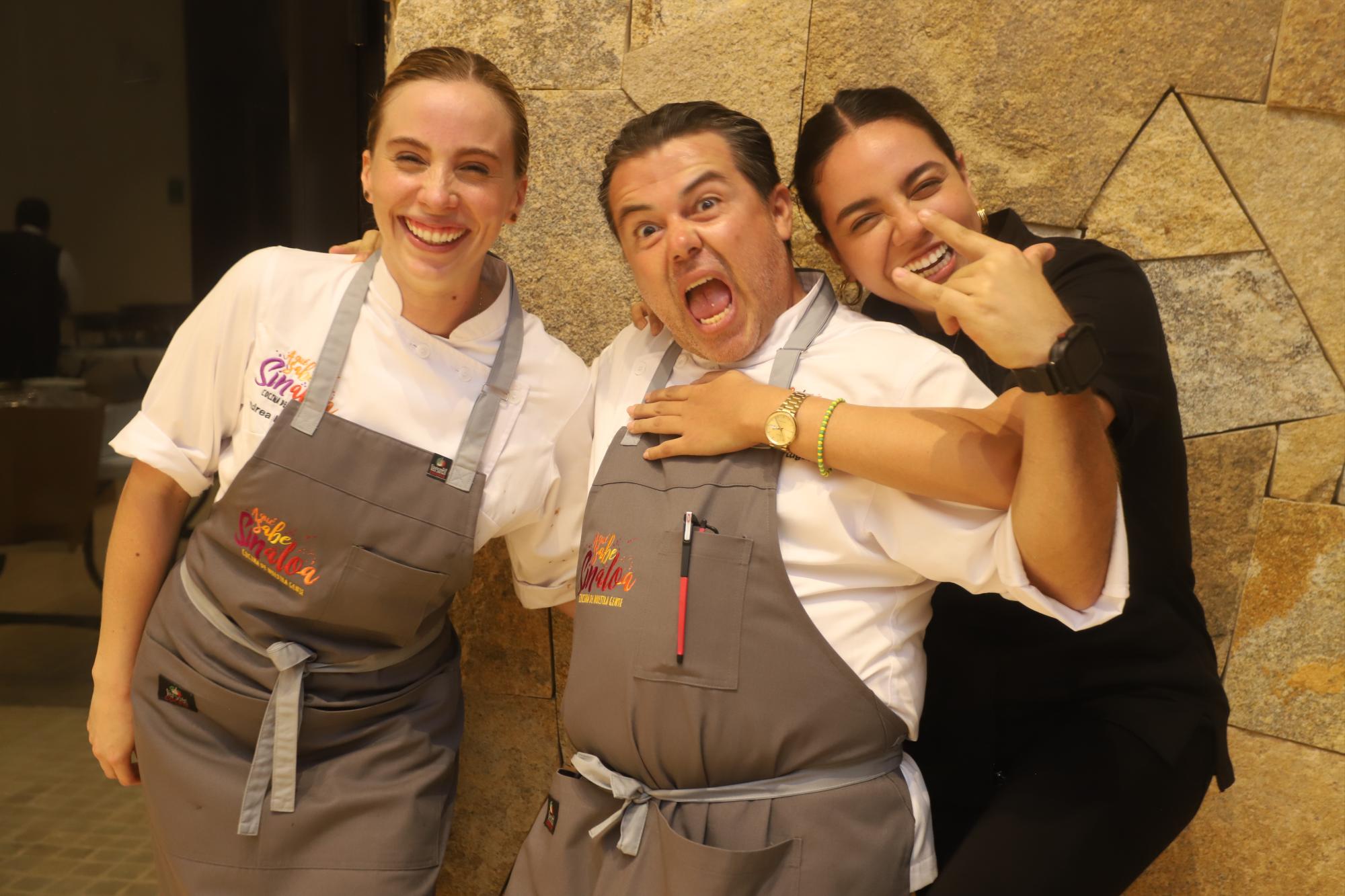 $!Los chef Alejandra Lizárraga y Julián Portugal bromean junto a la también chef Samantha Guzmán.