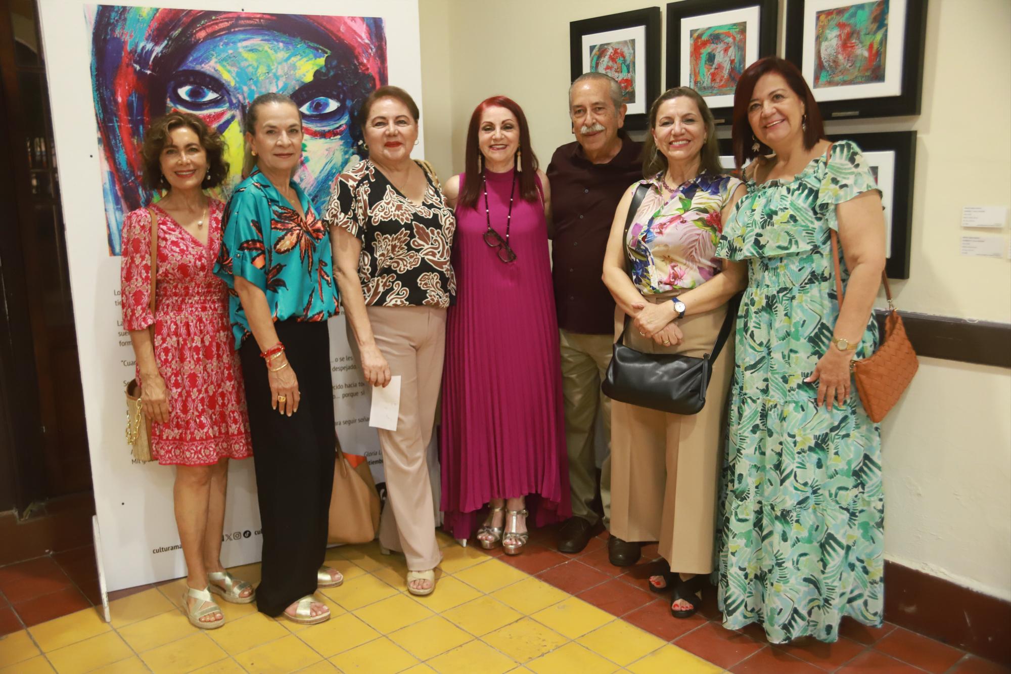 $!Gloria López Gavito entre un grupo de amigos.