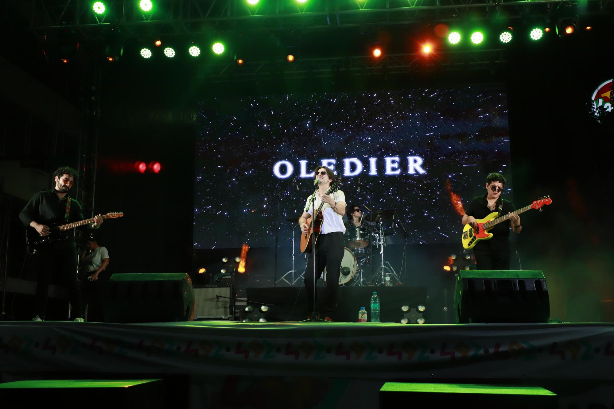 $!El grupo Oledier cerró la noche con un concierto pop en el escenario principal en avenida Obregón.