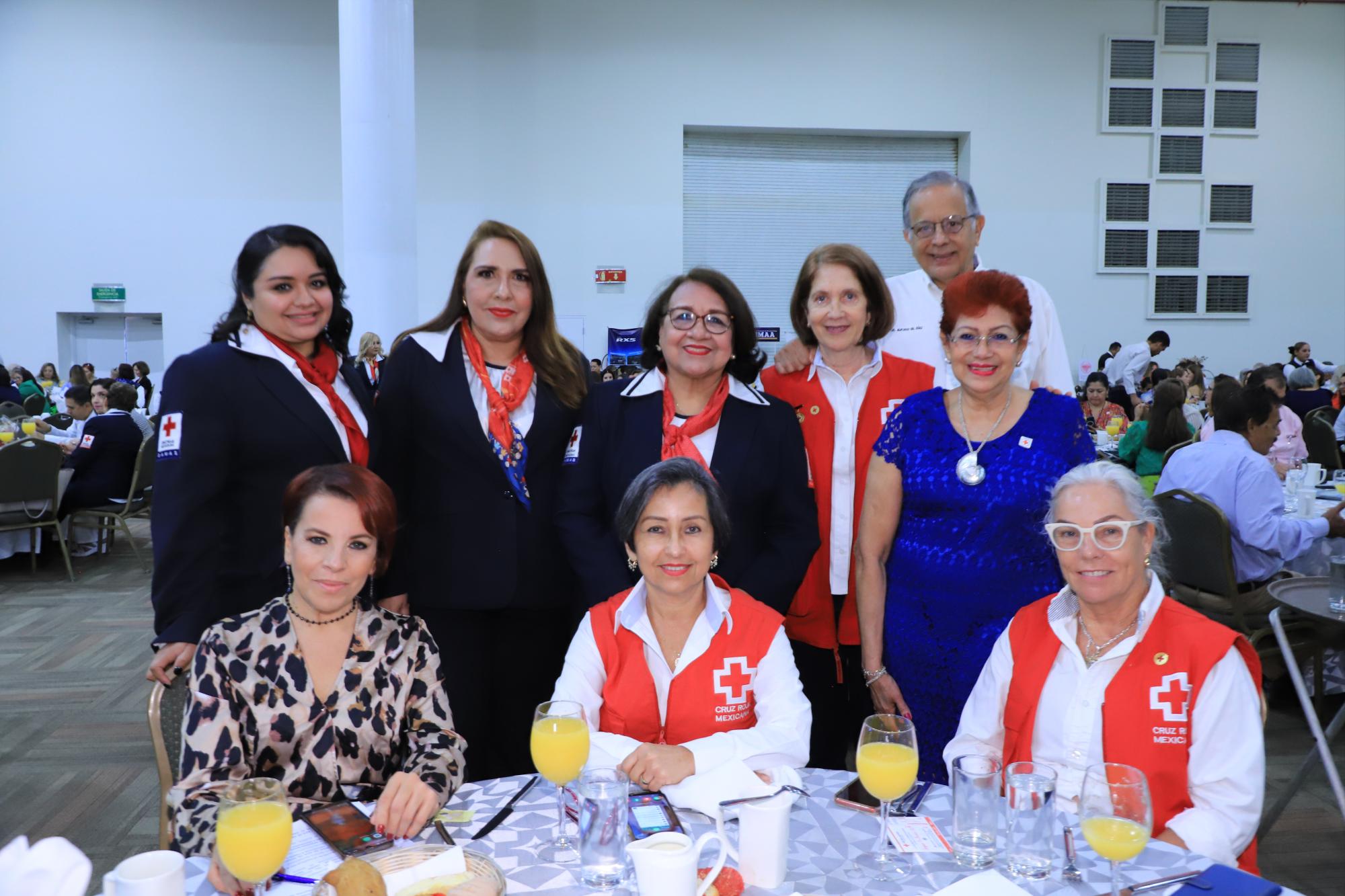 $!Jacqueline Valerio, Laura Gavica, Laura Delia Hernández, Tere Gallo, Alfonso Gil Díaz y Ana Tovar. Sentadas, Glenda García, Elizabeth Sánchez y Wendy Hardouin.