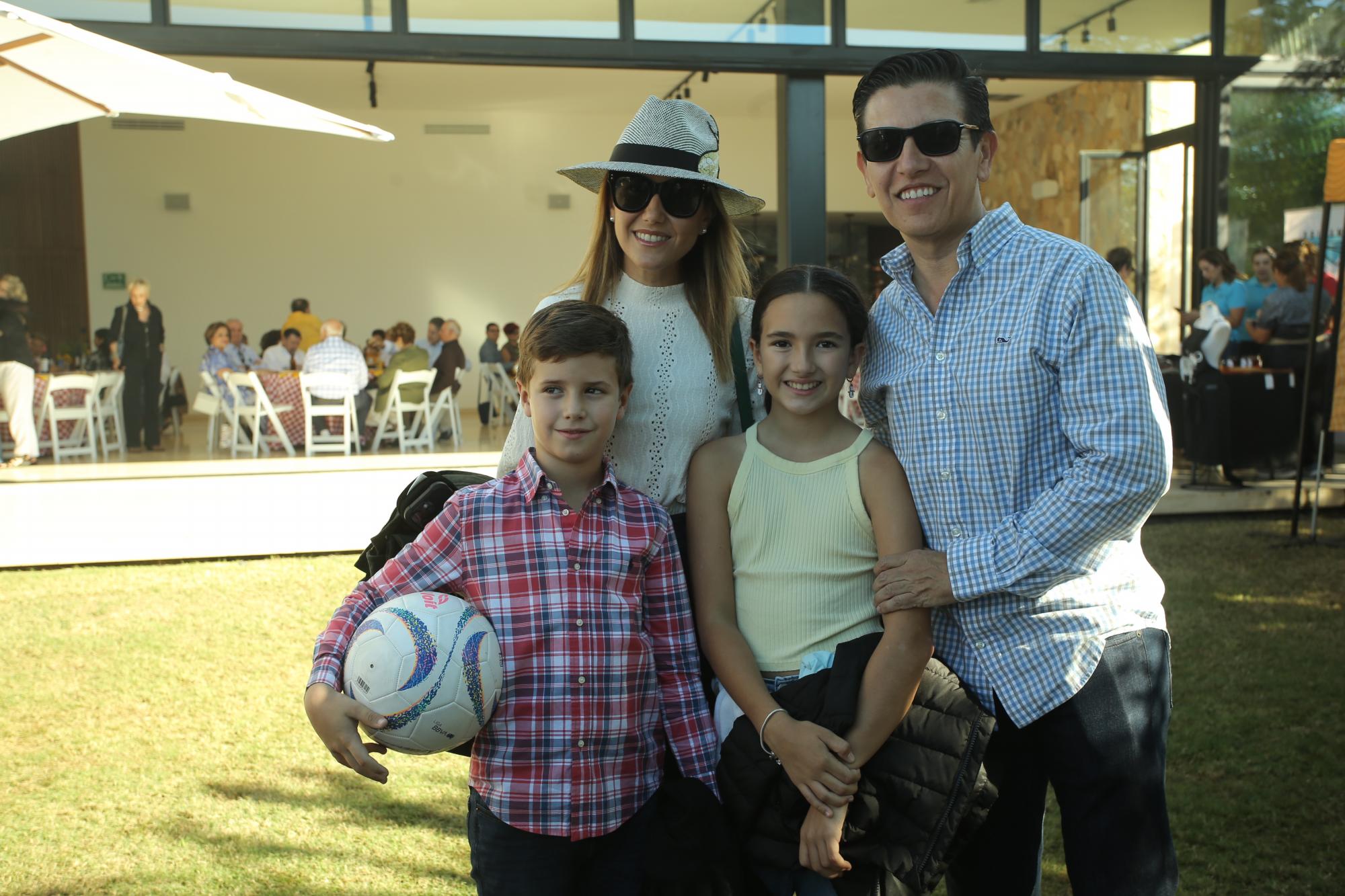 $!Melissa y Saúl Gaxiola. Al frente, los pequeños Pablo Emilio e Inés Rosas Gaxiola.
