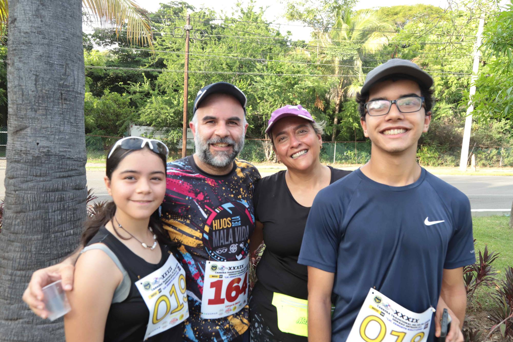 $!Alfonso Lizárraga y Yolanda Zamora con sus hijos Victoria y Alfonso.