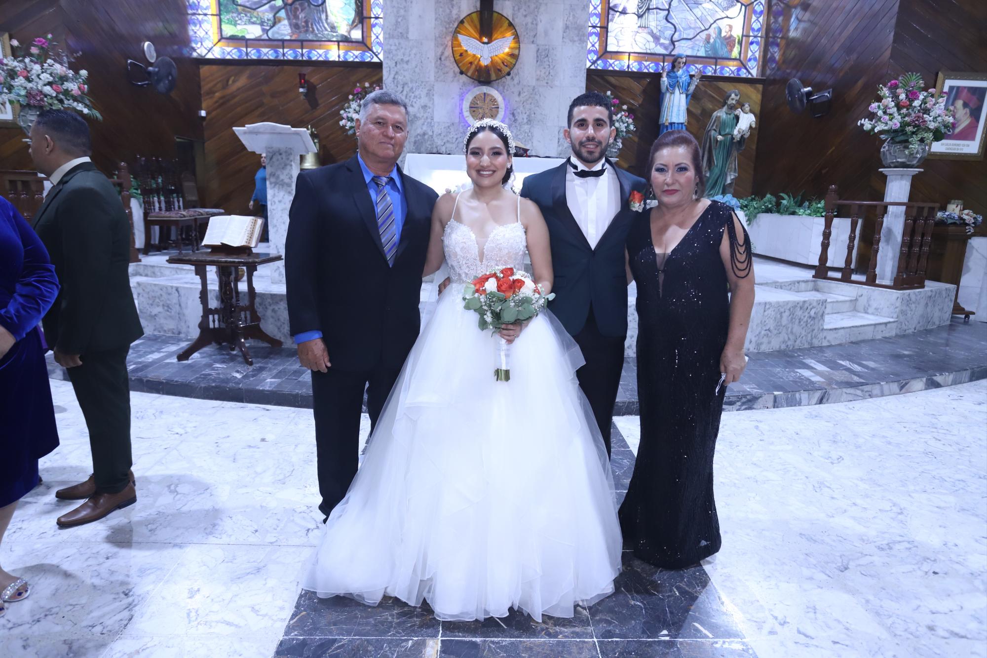 $!Raúl Hernández Sáenz y Lorena Camacho, con los novios.