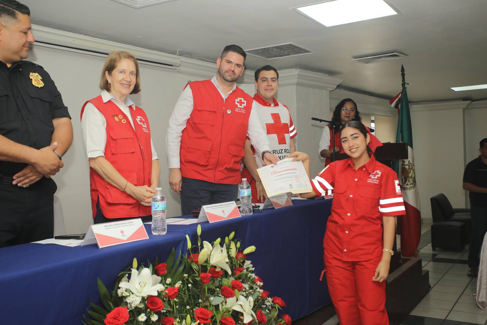 $!Hanny Espinoza Peraza recibió reconocimiento especial.