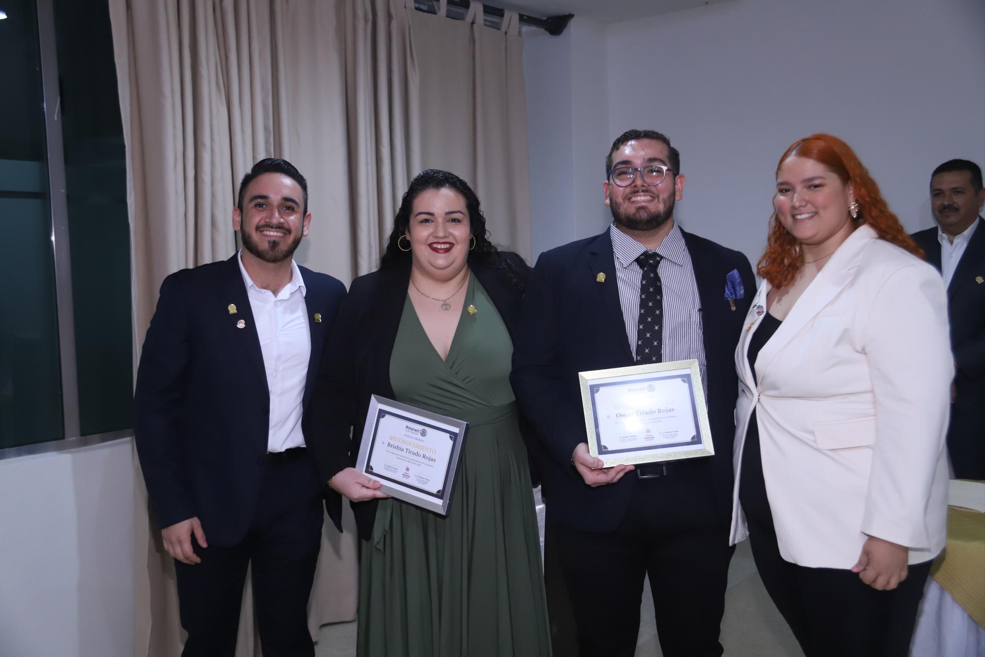 $!Brishia Tirado y Óscar Tirado Rojas recibieron un reconocimiento.