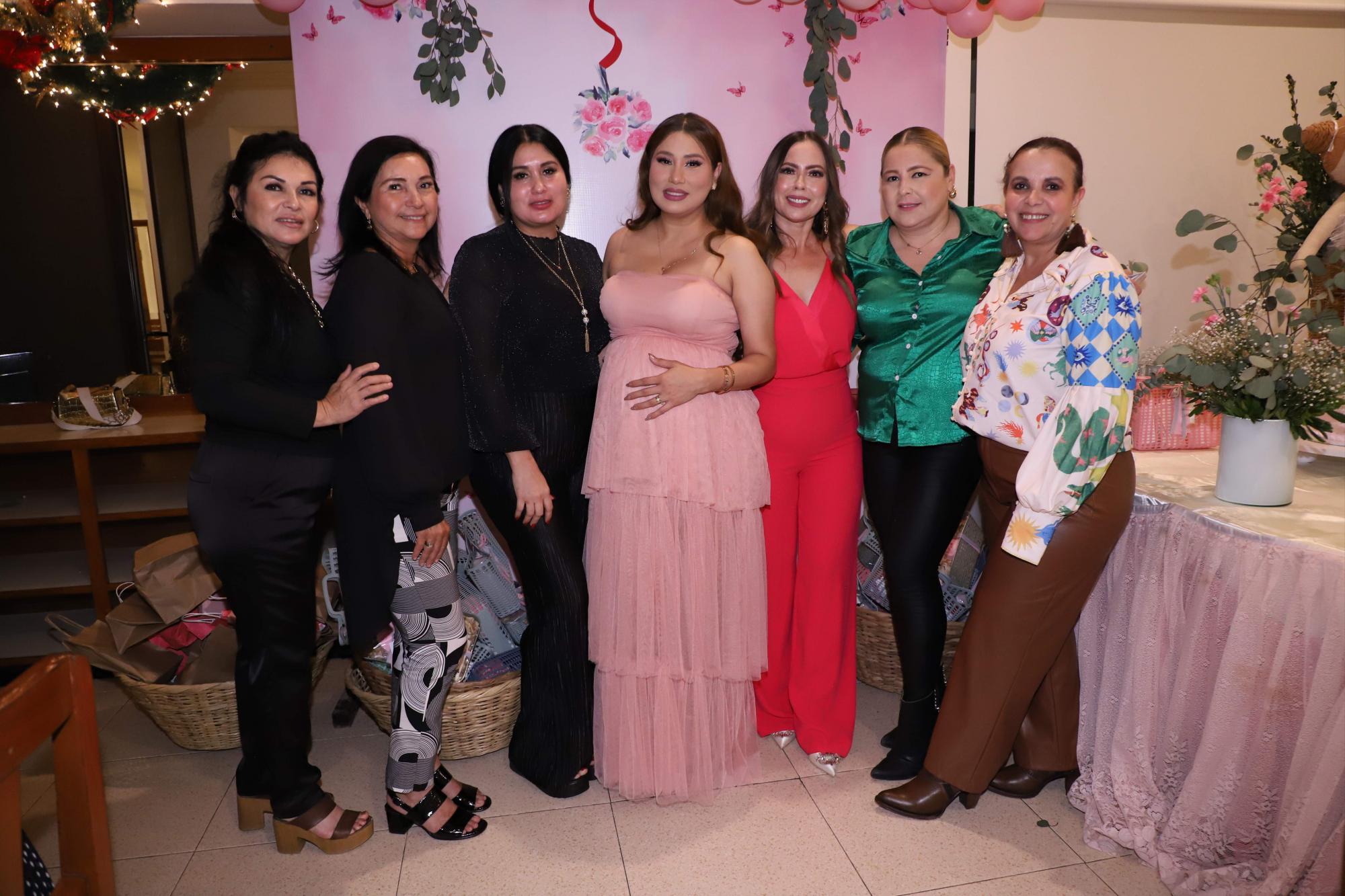 $!Miriam entre las organizadoras de la fiesta de canastilla, Araceli Berumen, Beatriz Toledo, Mayra Beltrán, Viviana Lizárraga, Selene Mendoza y Angélica Lizárraga.